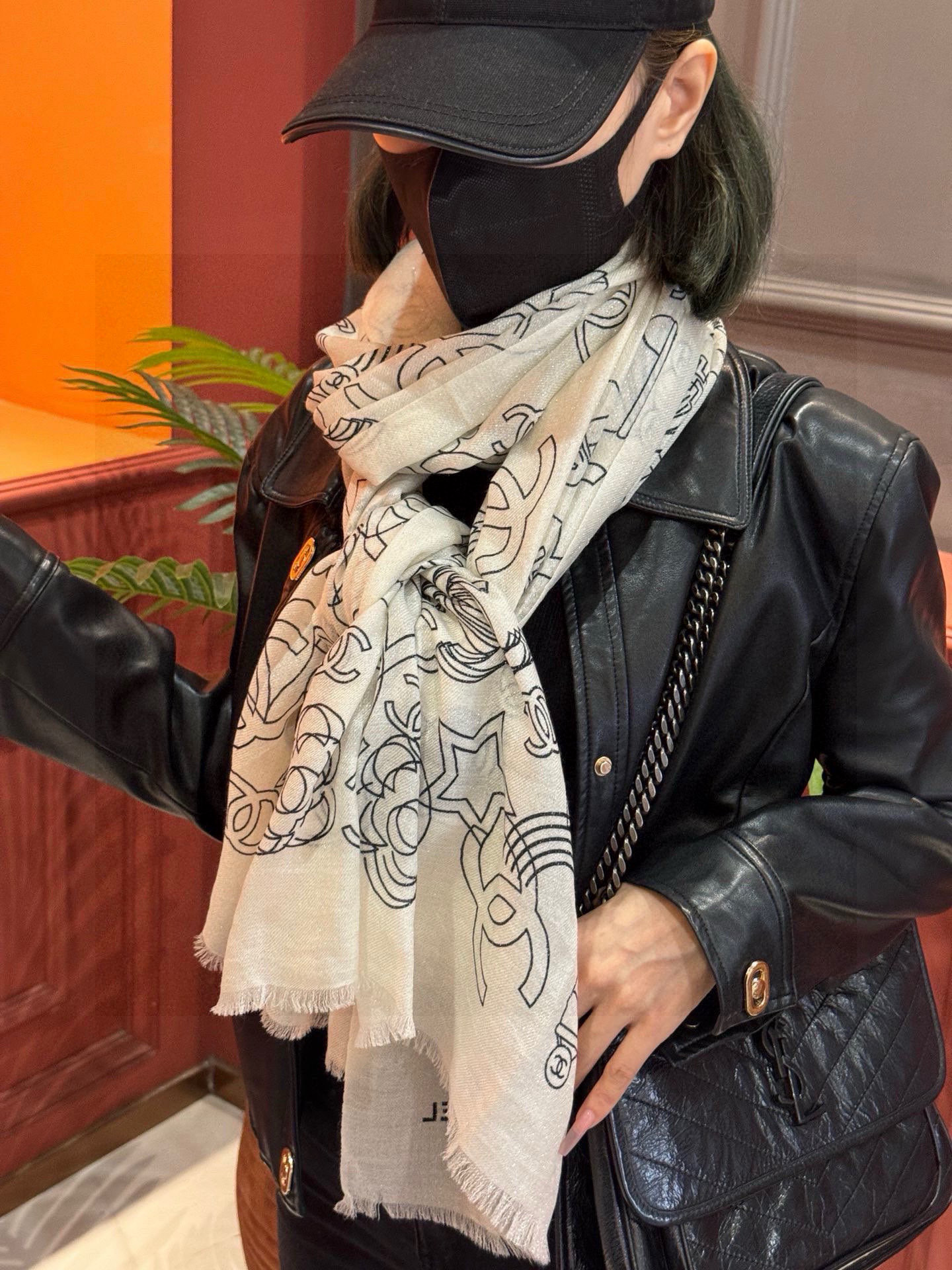 上新🌟 会发光发亮的围巾 💄💋新款客供银线💖羊绒面料长巾 😘美翻了[流泪]【小香银线图标】，御用殿堂级极