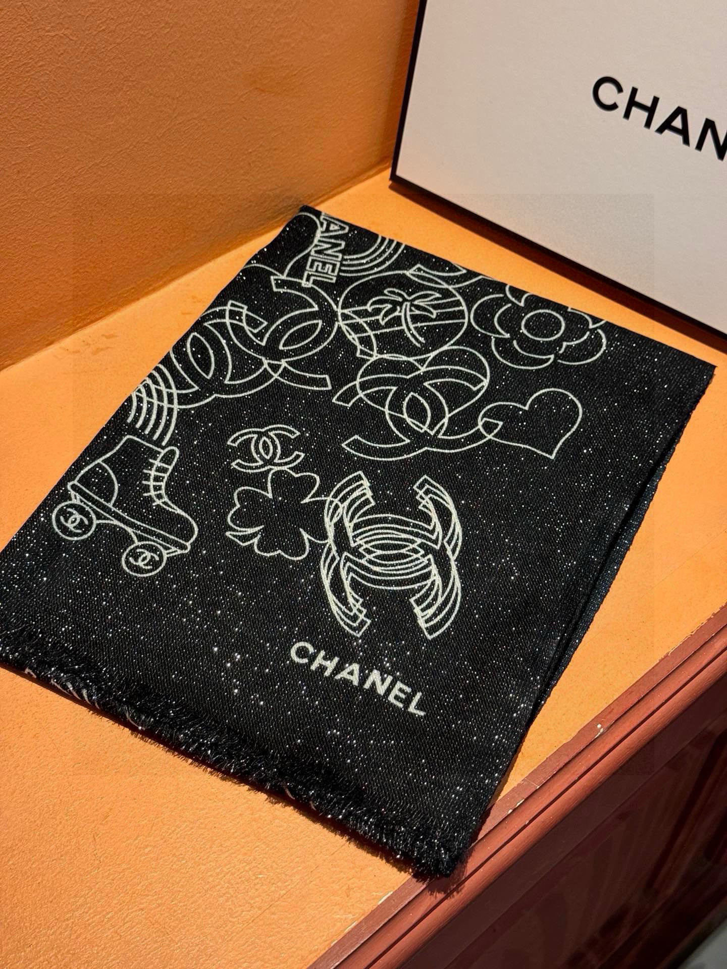 上新🌟 会发光发亮的围巾 💄💋新款客供银线💖羊绒面料长巾 😘美翻了[流泪]【小香银线图标】，御用殿堂级极