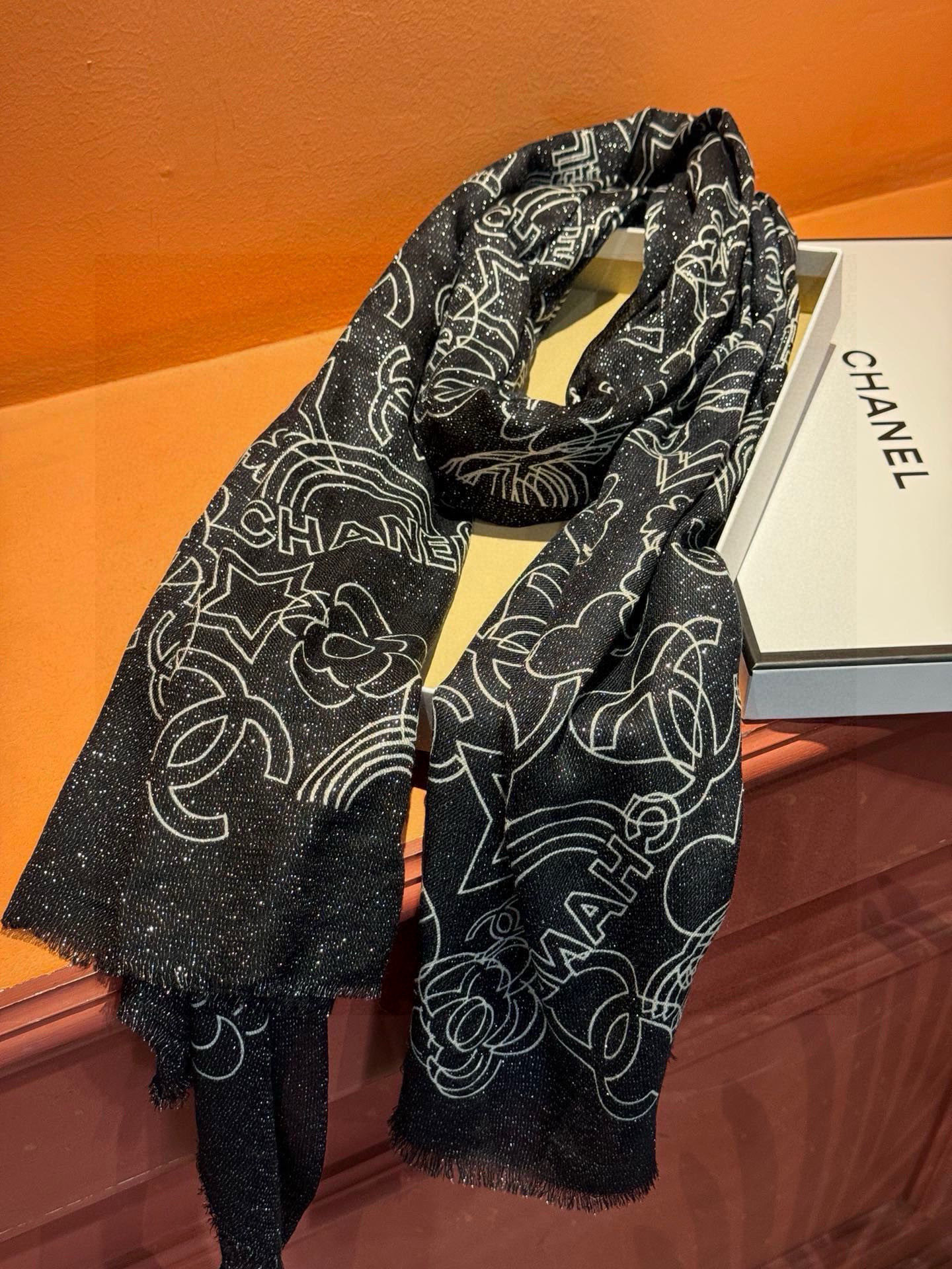 上新🌟 会发光发亮的围巾 💄💋新款客供银线💖羊绒面料长巾 😘美翻了[流泪]【小香银线图标】，御用殿堂级极