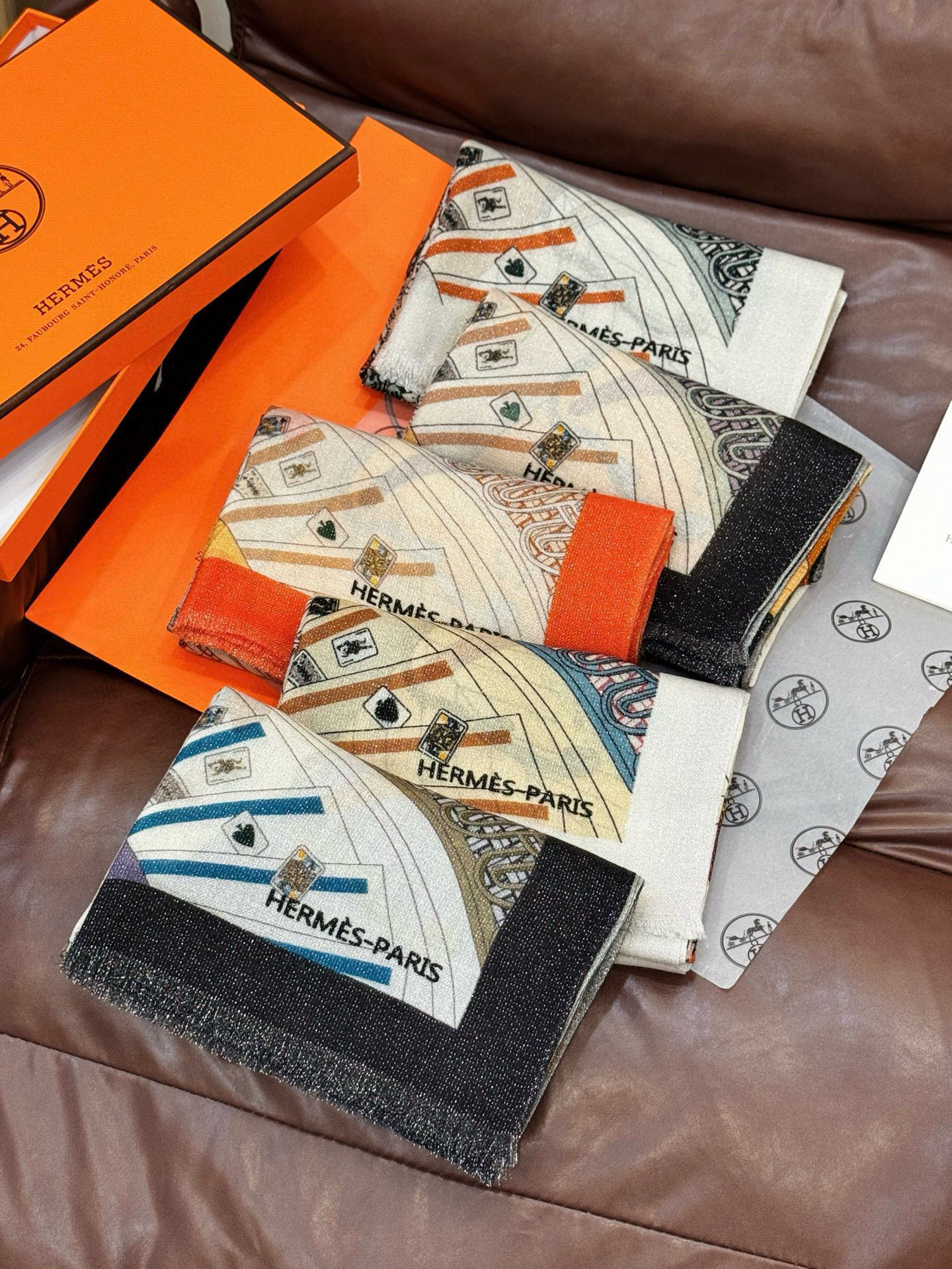 会发光发亮的围巾 爱马仕 专柜同步 买了都说好看羊绒印花‼️推荐💕顶级工艺超值‼️爱马仕专柜爆款🎁🎁羊绒