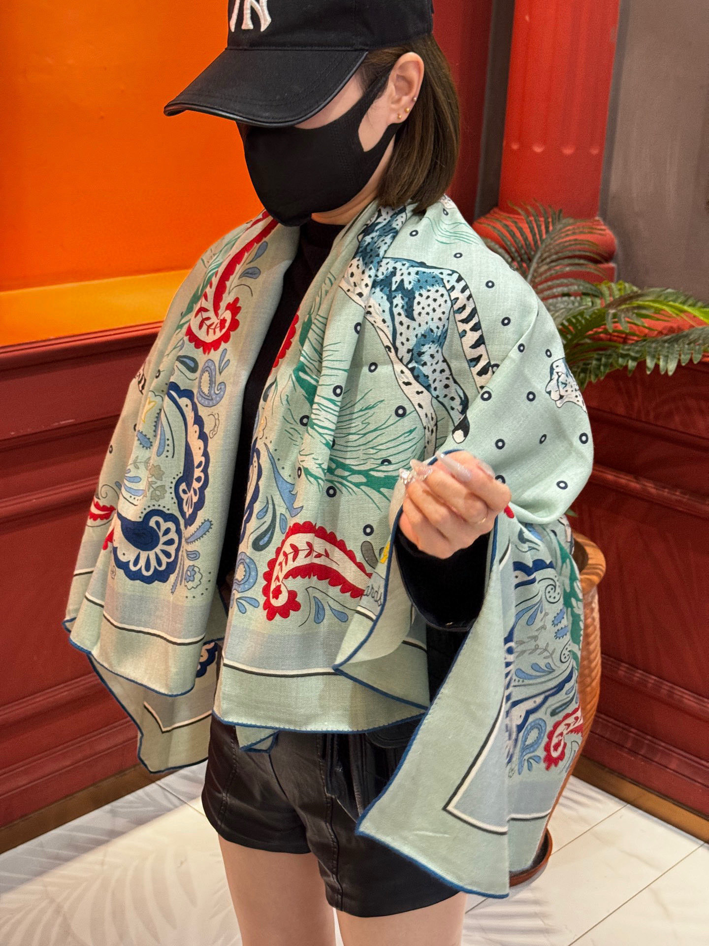 H珍藏版[丛林之爱]大方巾，双面同色 独一无二的品质！这款大方巾巾采用山羊绒和真丝混纺面料制成，柔软轻盈