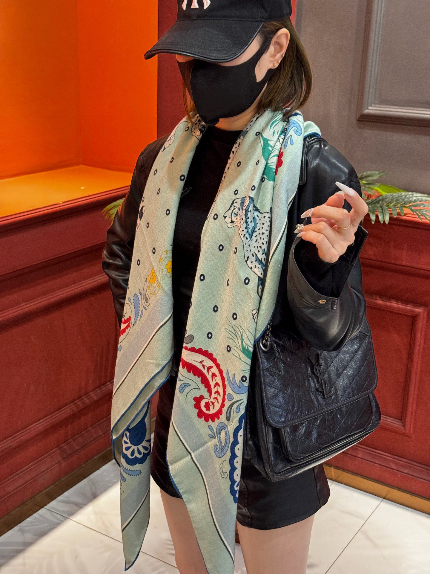 H珍藏版[丛林之爱]大方巾，双面同色 独一无二的品质！这款大方巾巾采用山羊绒和真丝混纺面料制成，柔软轻盈