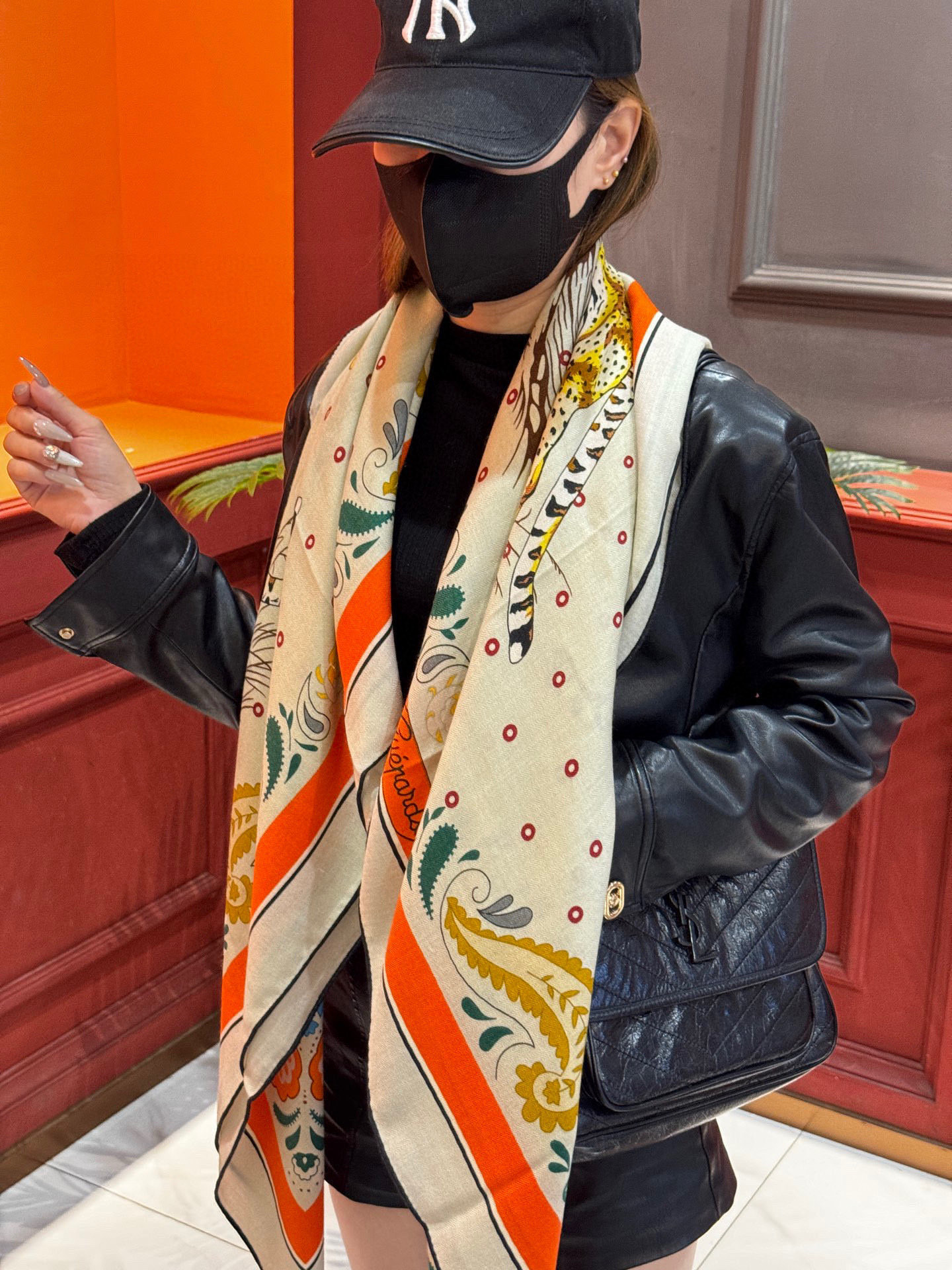 H珍藏版[丛林之爱]大方巾，双面同色 独一无二的品质！这款大方巾巾采用山羊绒和真丝混纺面料制成，柔软轻盈