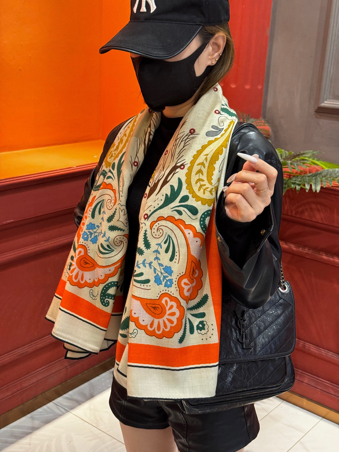 H珍藏版[丛林之爱]大方巾，双面同色 独一无二的品质！这款大方巾巾采用山羊绒和真丝混纺面料制成，柔软轻盈