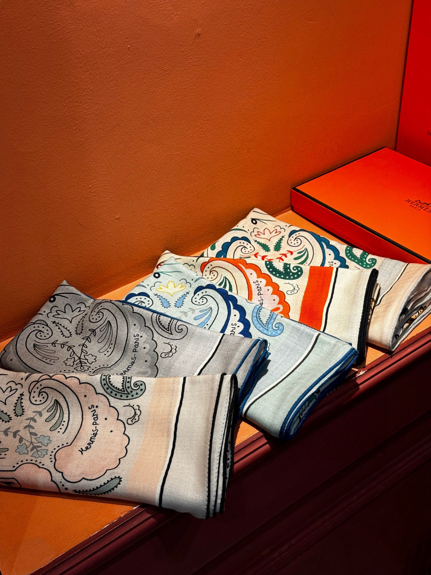 H珍藏版[丛林之爱]大方巾，双面同色 独一无二的品质！这款大方巾巾采用山羊绒和真丝混纺面料制成，柔软轻盈