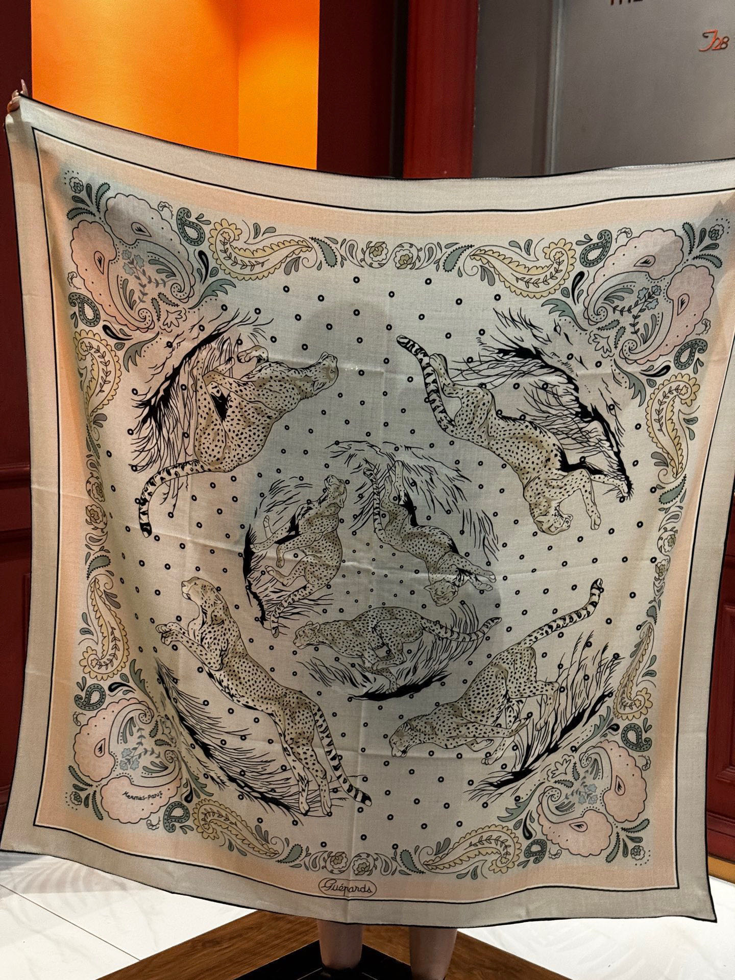 H珍藏版[丛林之爱]大方巾，双面同色 独一无二的品质！这款大方巾巾采用山羊绒和真丝混纺面料制成，柔软轻盈