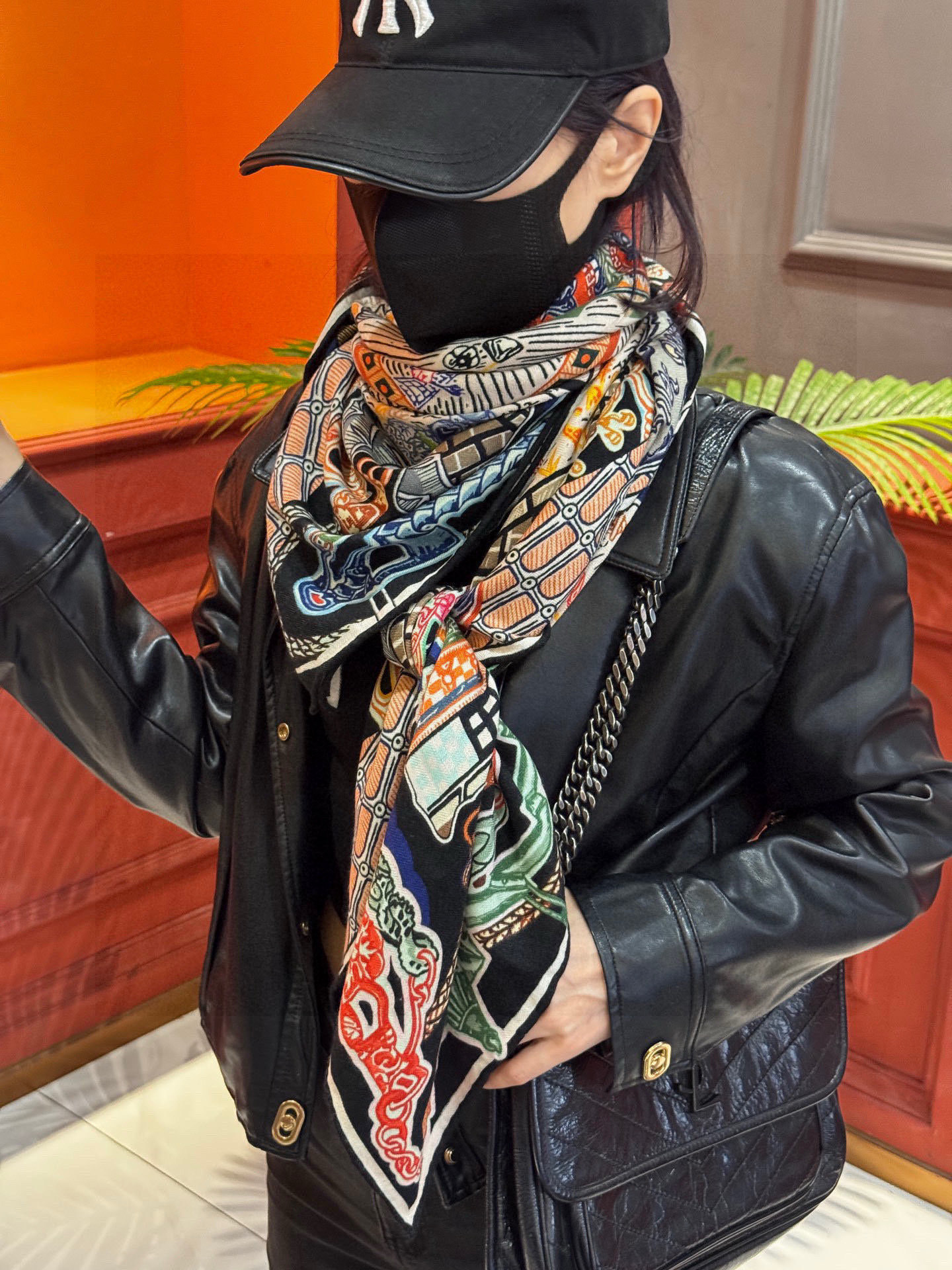 新款 秋冬搭配利器❗️顶级双面同色真丝羊绒披肩!!点睛精彩,图案和配色都超级喜欢,又一款双面配色工艺设计