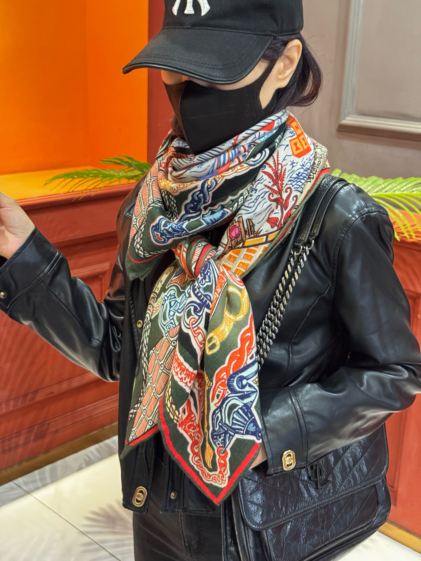 新款 秋冬搭配利器❗️顶级双面同色真丝羊绒披肩!!点睛精彩,图案和配色都超级喜欢,又一款双面配色工艺设计