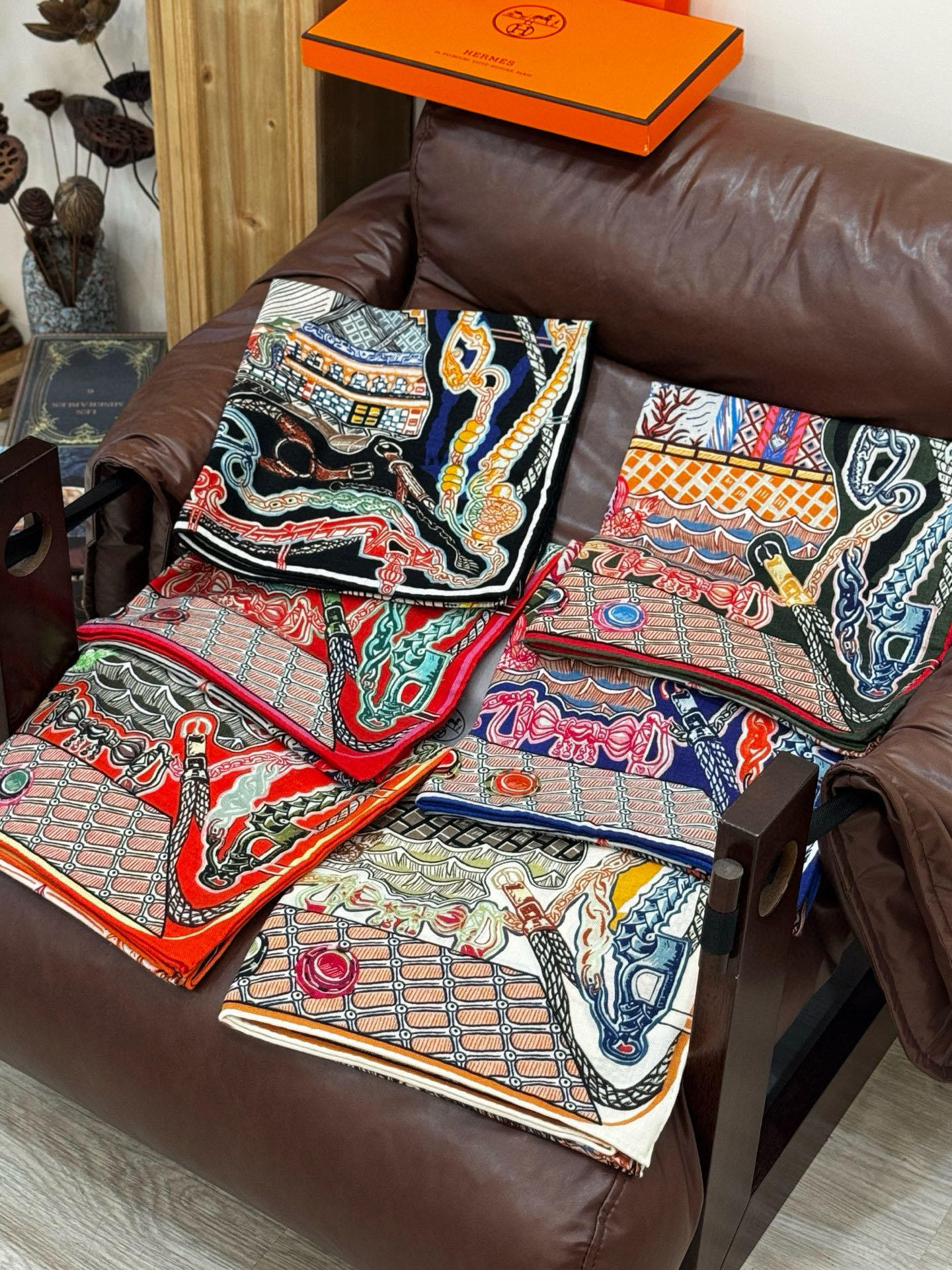 新款 秋冬搭配利器❗️顶级双面同色真丝羊绒披肩!!点睛精彩,图案和配色都超级喜欢,又一款双面配色工艺设计