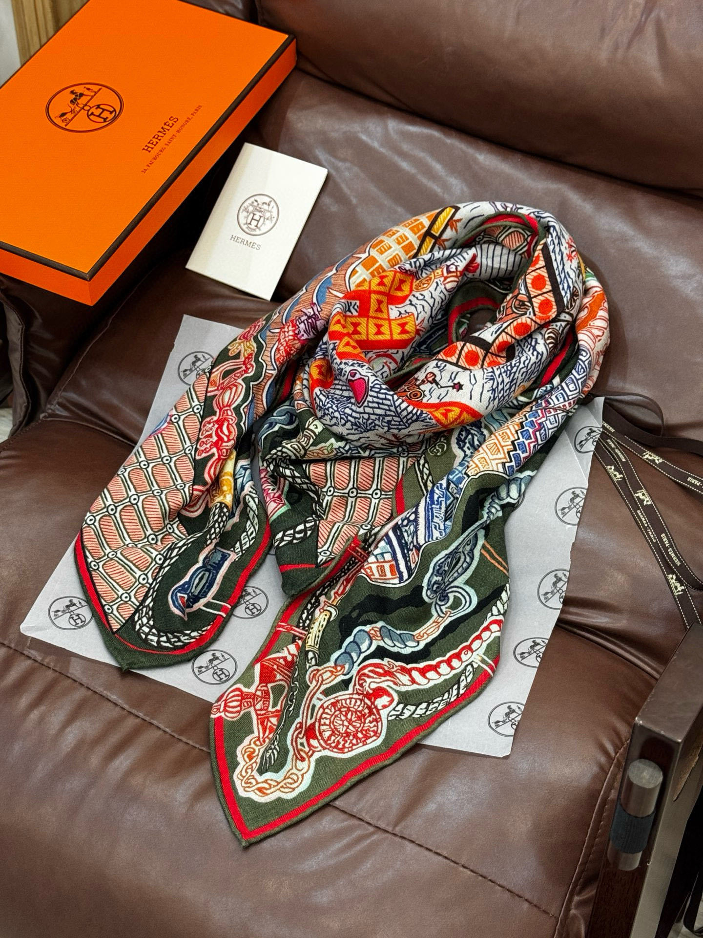 新款 秋冬搭配利器❗️顶级双面同色真丝羊绒披肩!!点睛精彩,图案和配色都超级喜欢,又一款双面配色工艺设计