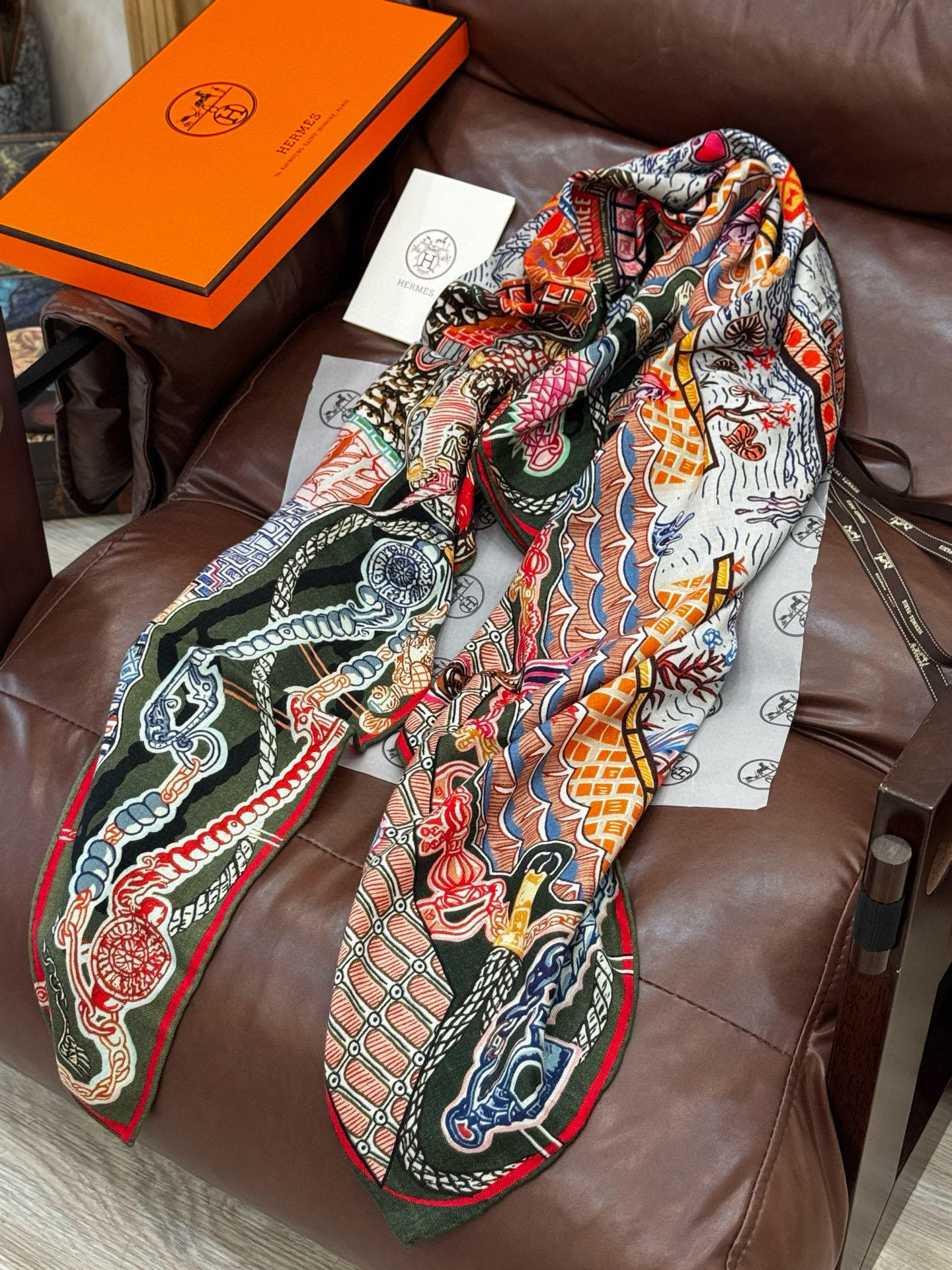 新款 秋冬搭配利器❗️顶级双面同色真丝羊绒披肩!!点睛精彩,图案和配色都超级喜欢,又一款双面配色工艺设计