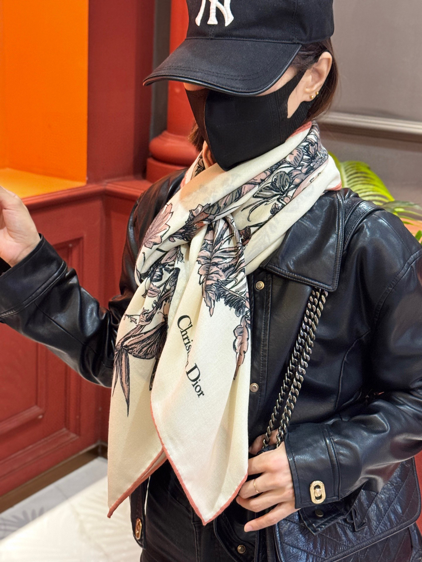 Dior 印花披肩【140顶级丝绒双面同色】Dior Camo PaPillon 图案这款披肩饰以 Di