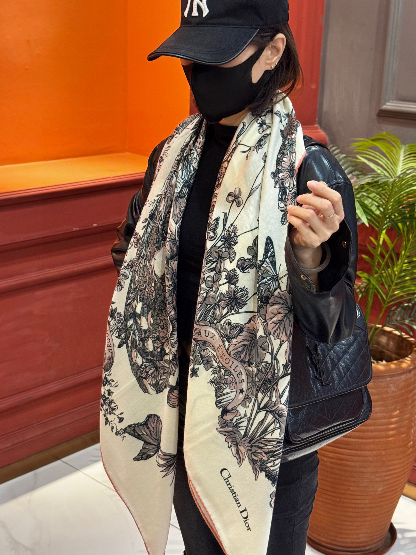 Dior 印花披肩【140顶级丝绒双面同色】Dior Camo PaPillon 图案这款披肩饰以 Di