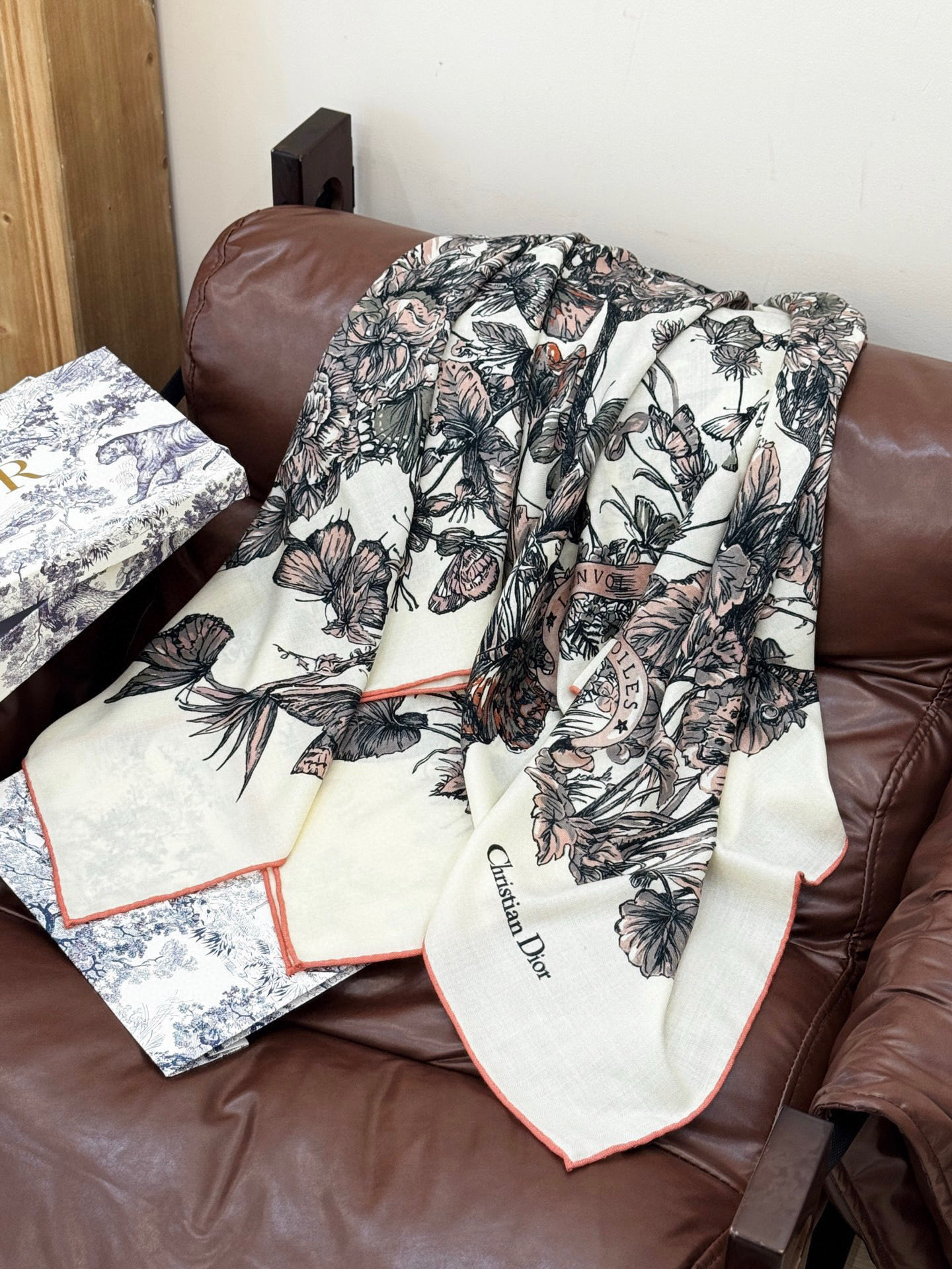 Dior 印花披肩【140顶级丝绒双面同色】Dior Camo PaPillon 图案这款披肩饰以 Di