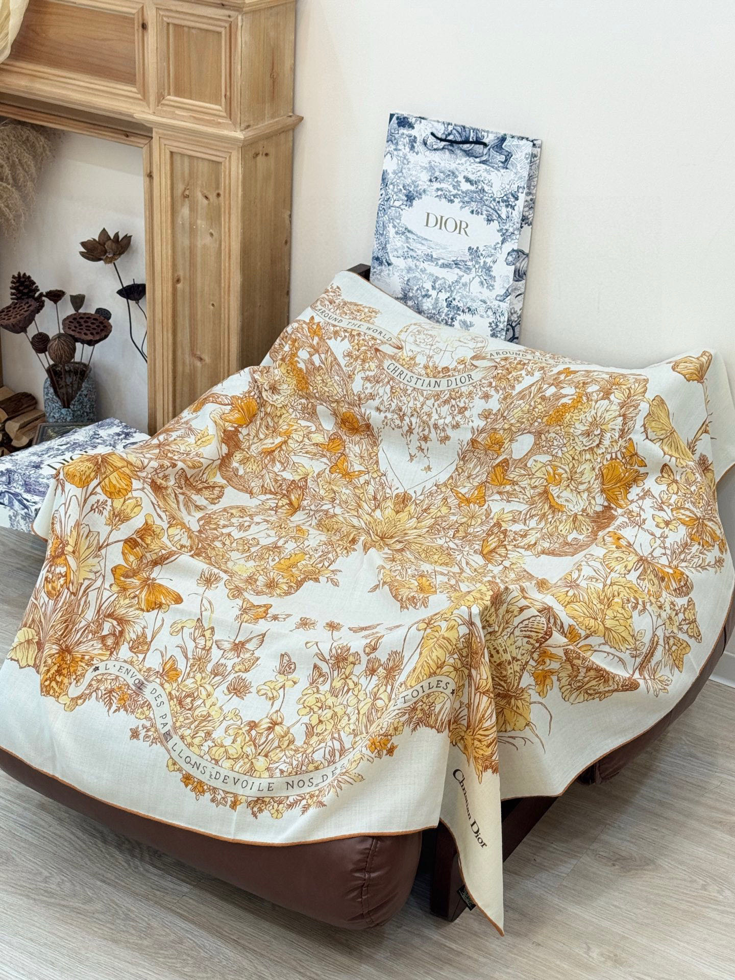 Dior 印花披肩【140顶级丝绒双面同色】Dior Camo PaPillon 图案这款披肩饰以 Di