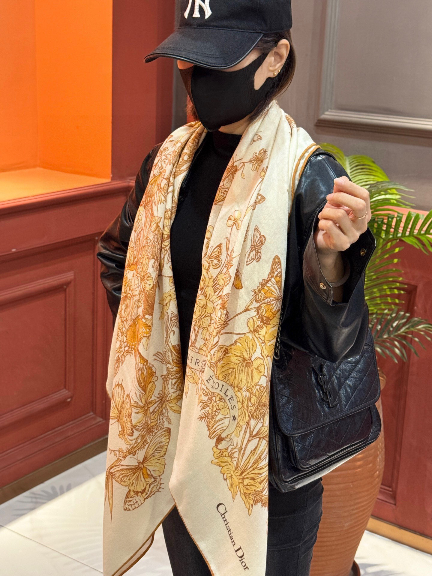 Dior 印花披肩【140顶级丝绒双面同色】Dior Camo PaPillon 图案这款披肩饰以 Di