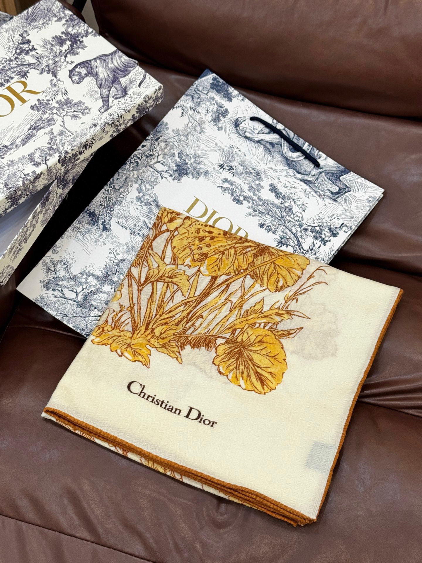 Dior 印花披肩【140顶级丝绒双面同色】Dior Camo PaPillon 图案这款披肩饰以 Di