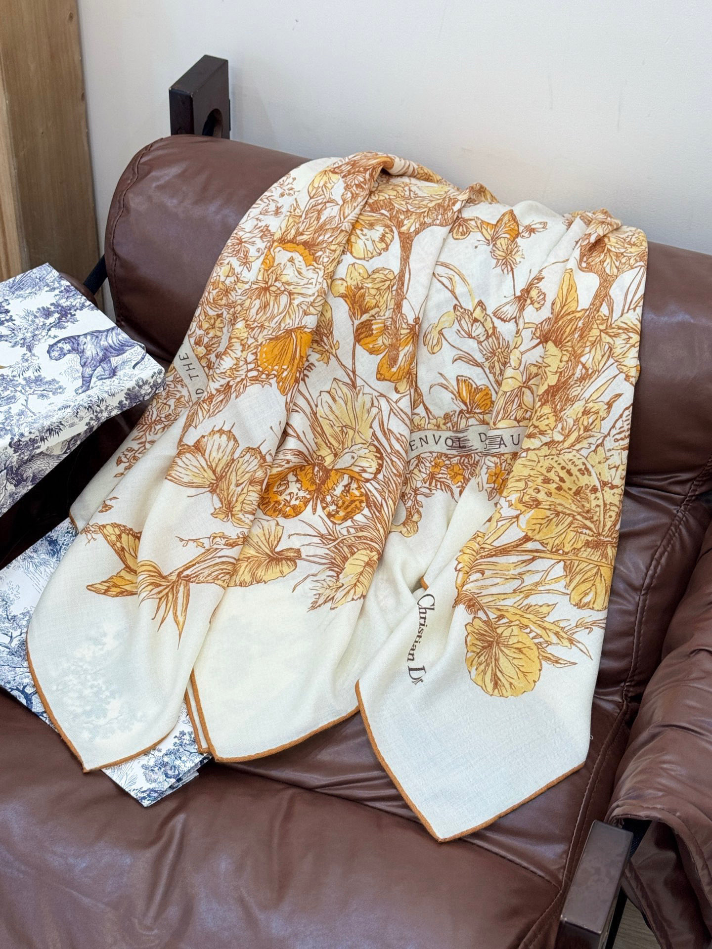 Dior 印花披肩【140顶级丝绒双面同色】Dior Camo PaPillon 图案这款披肩饰以 Di