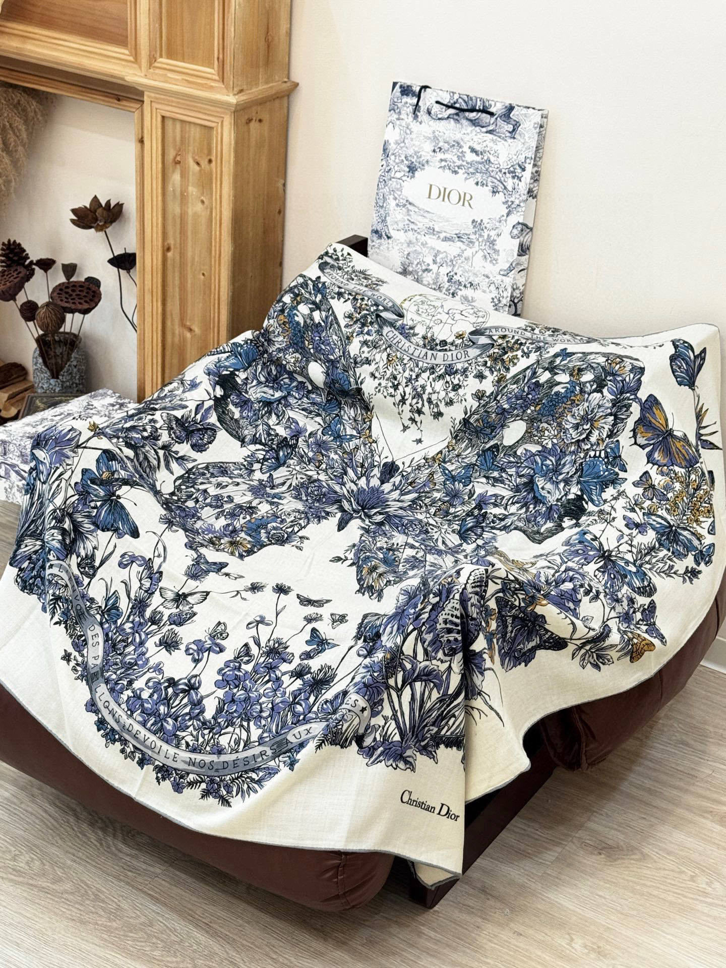 Dior 印花披肩【140顶级丝绒双面同色】Dior Camo PaPillon 图案这款披肩饰以 Di