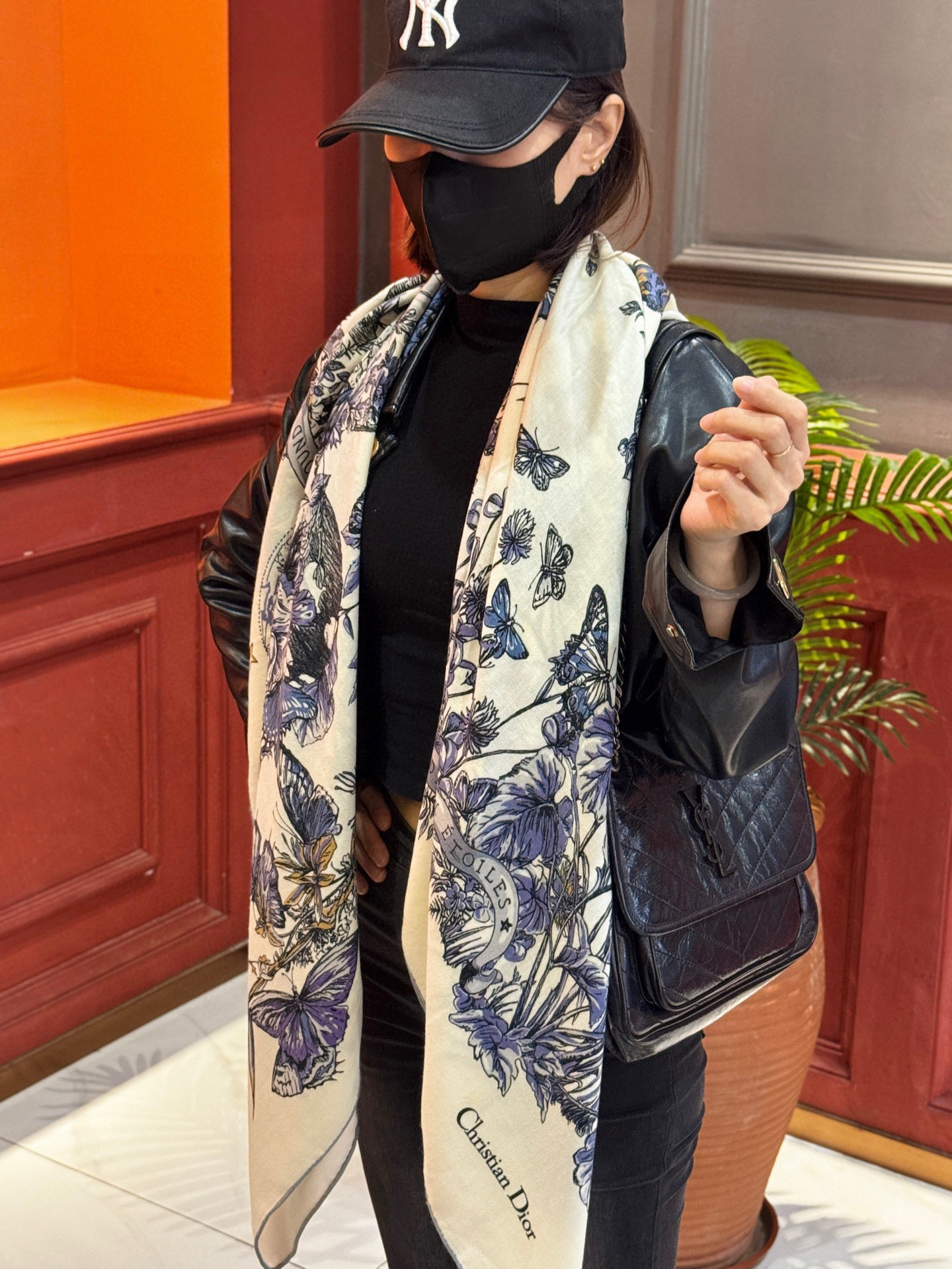 Dior 印花披肩【140顶级丝绒双面同色】Dior Camo PaPillon 图案这款披肩饰以 Di