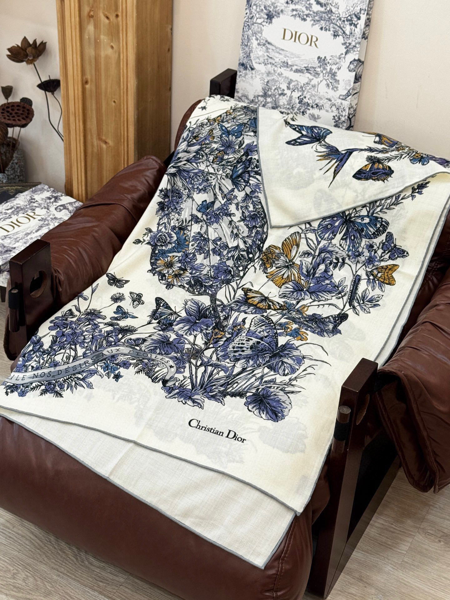 Dior 印花披肩【140顶级丝绒双面同色】Dior Camo PaPillon 图案这款披肩饰以 Di