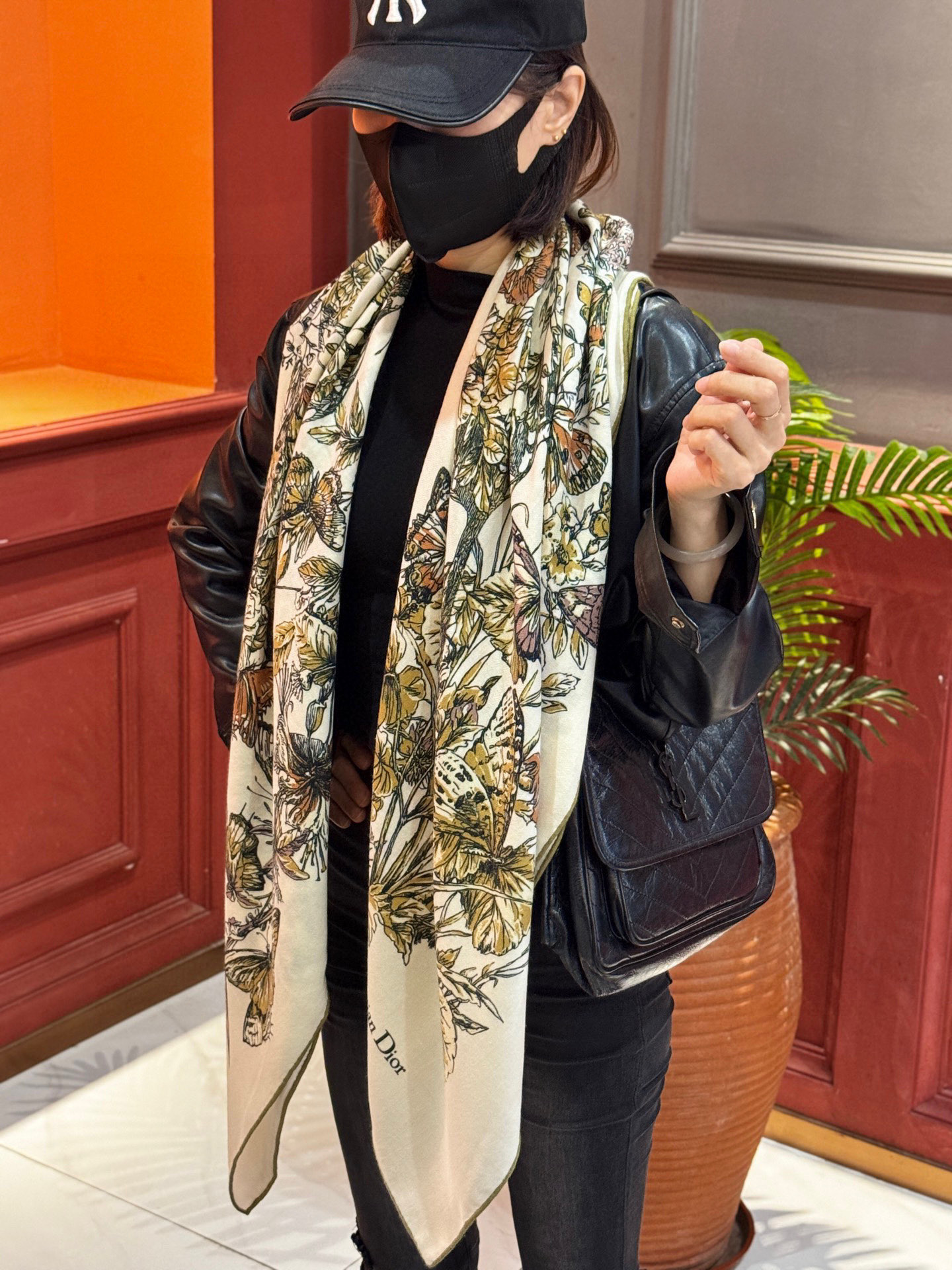 Dior 印花披肩【140顶级丝绒双面同色】Dior Camo PaPillon 图案这款披肩饰以 Di