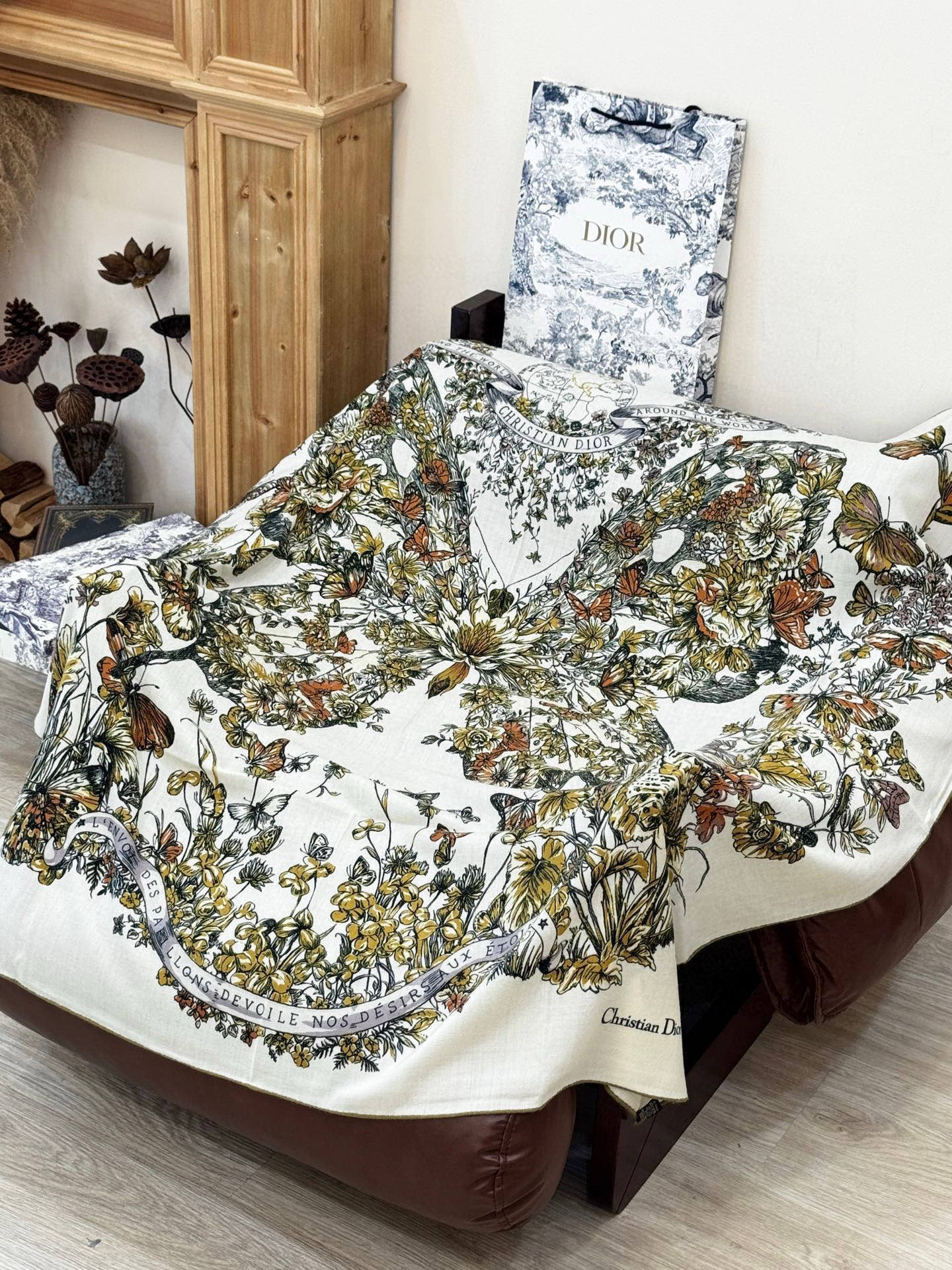 Dior 印花披肩【140顶级丝绒双面同色】Dior Camo PaPillon 图案这款披肩饰以 Di