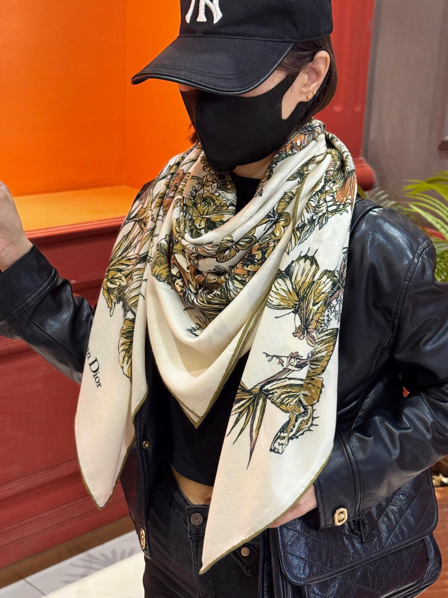 Dior 印花披肩【140顶级丝绒双面同色】Dior Camo PaPillon 图案这款披肩饰以 Di