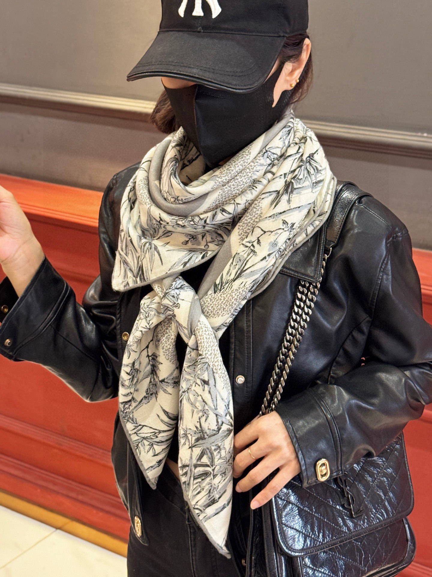 Dior 140丝毛双面同色印花披肩140 厘米丝毛面料多色 Millefiori 图案这款披肩饰以多色