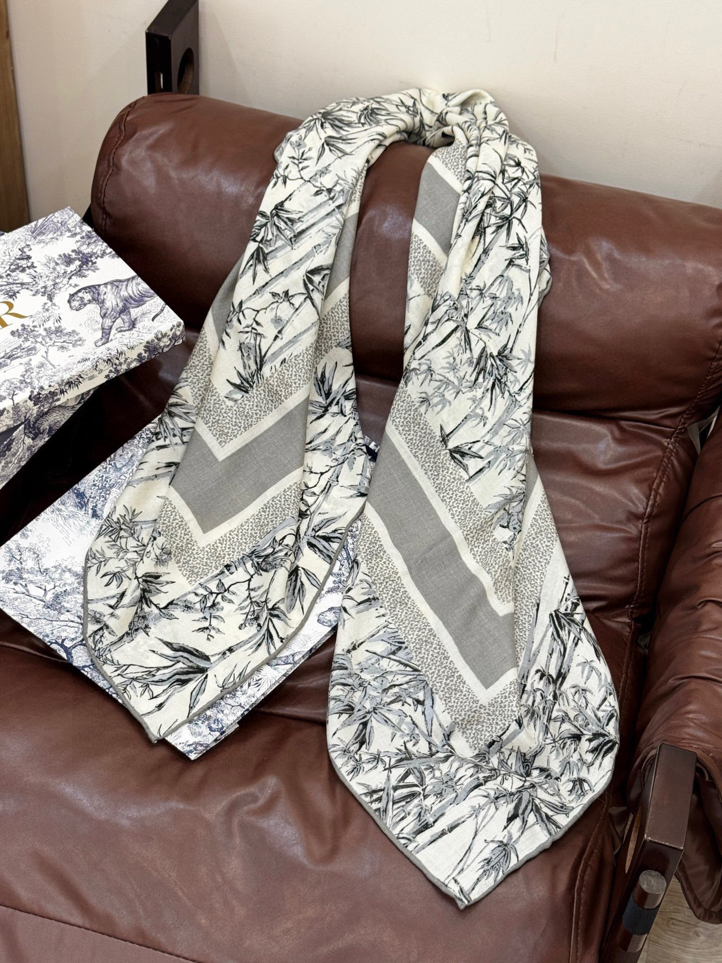 Dior 140丝毛双面同色印花披肩140 厘米丝毛面料多色 Millefiori 图案这款披肩饰以多色