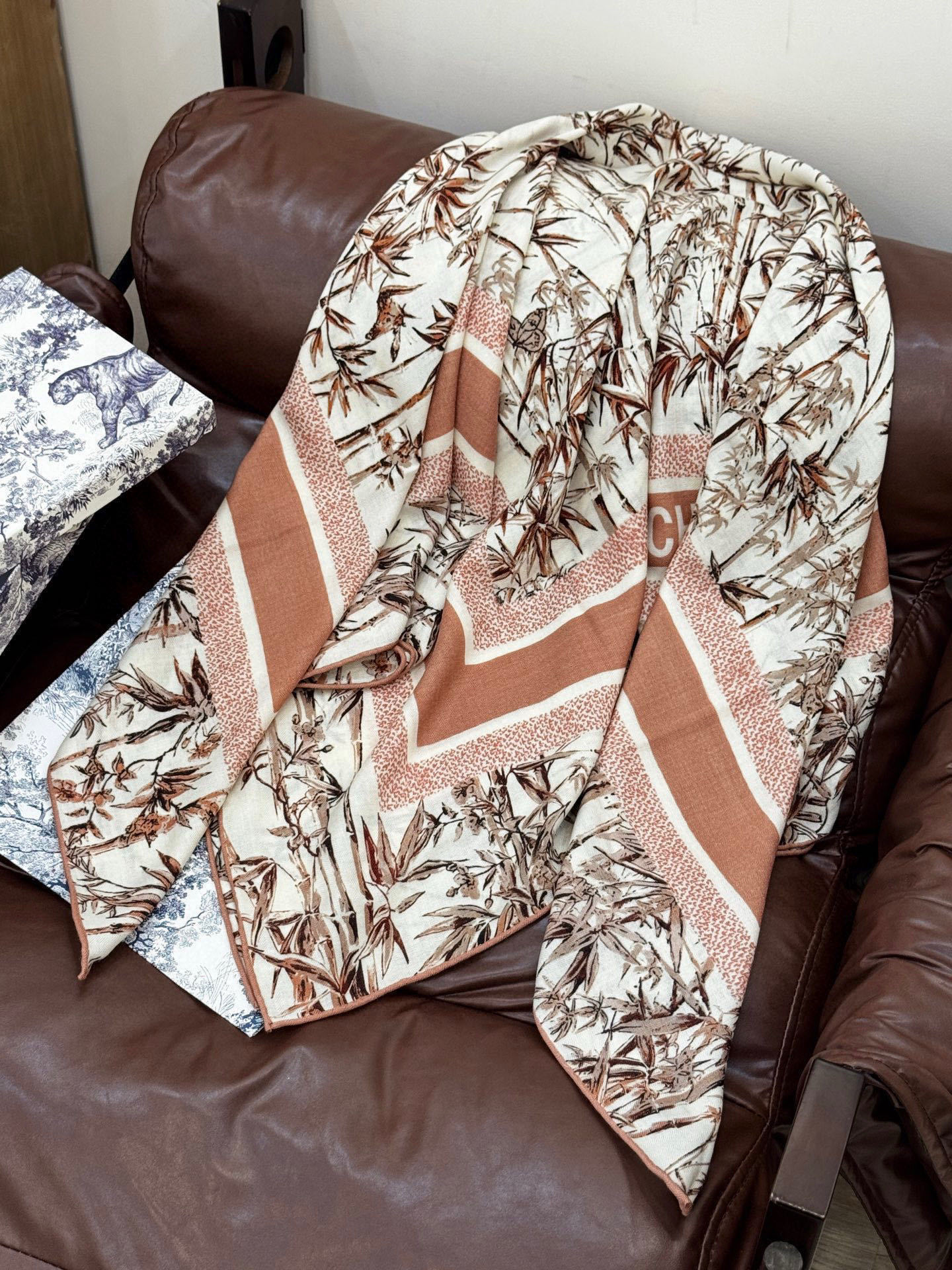 Dior 140丝毛双面同色印花披肩140 厘米丝毛面料多色 Millefiori 图案这款披肩饰以多色