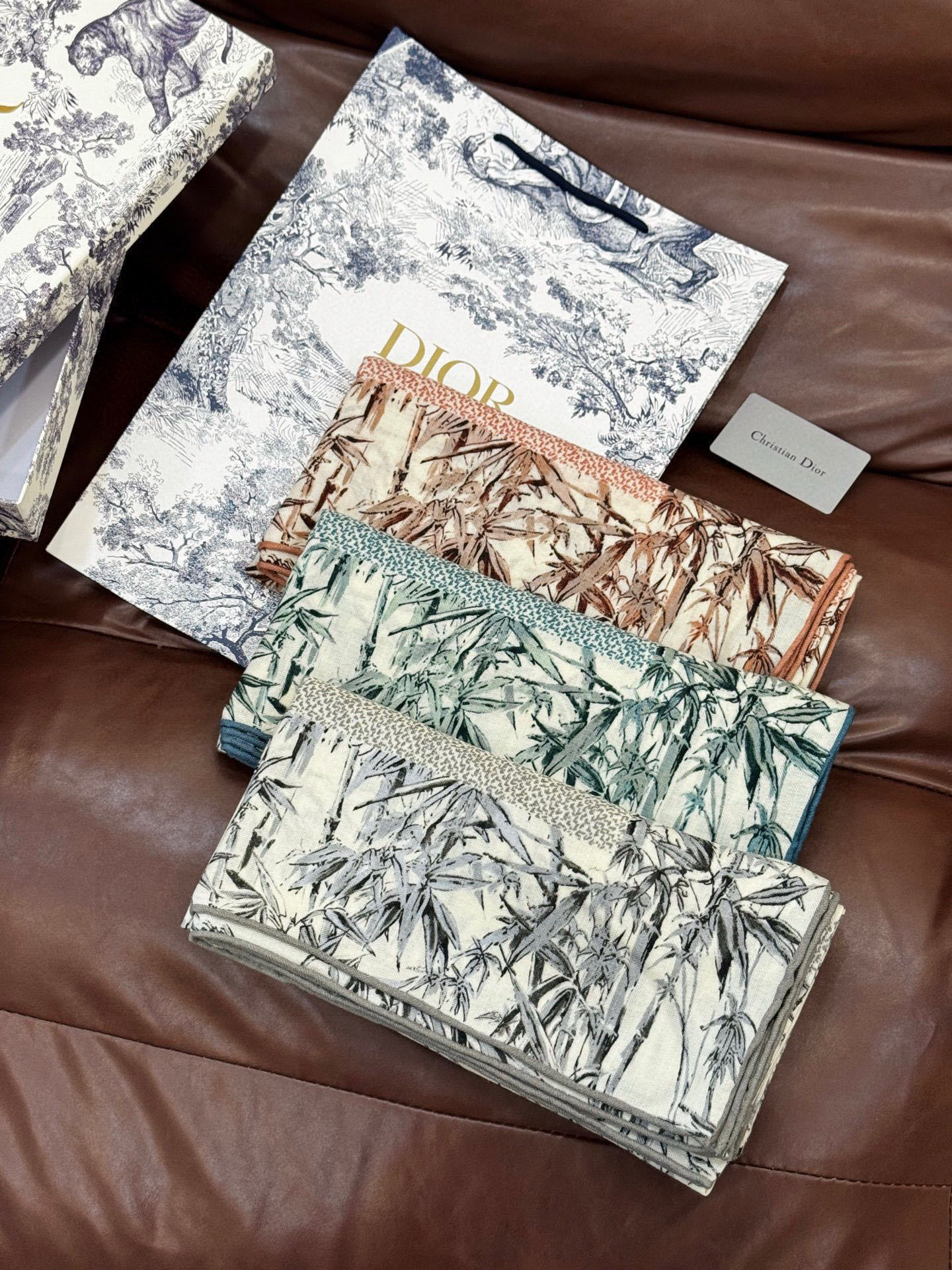 Dior 140丝毛双面同色印花披肩140 厘米丝毛面料多色 Millefiori 图案这款披肩饰以多色