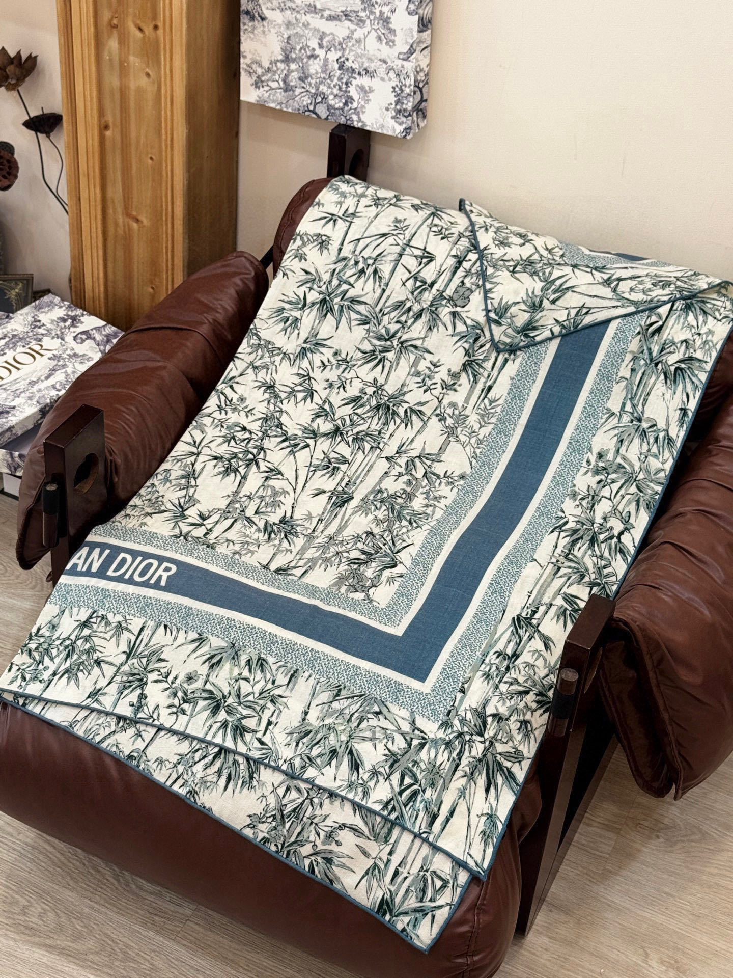 Dior 140丝毛双面同色印花披肩140 厘米丝毛面料多色 Millefiori 图案这款披肩饰以多色