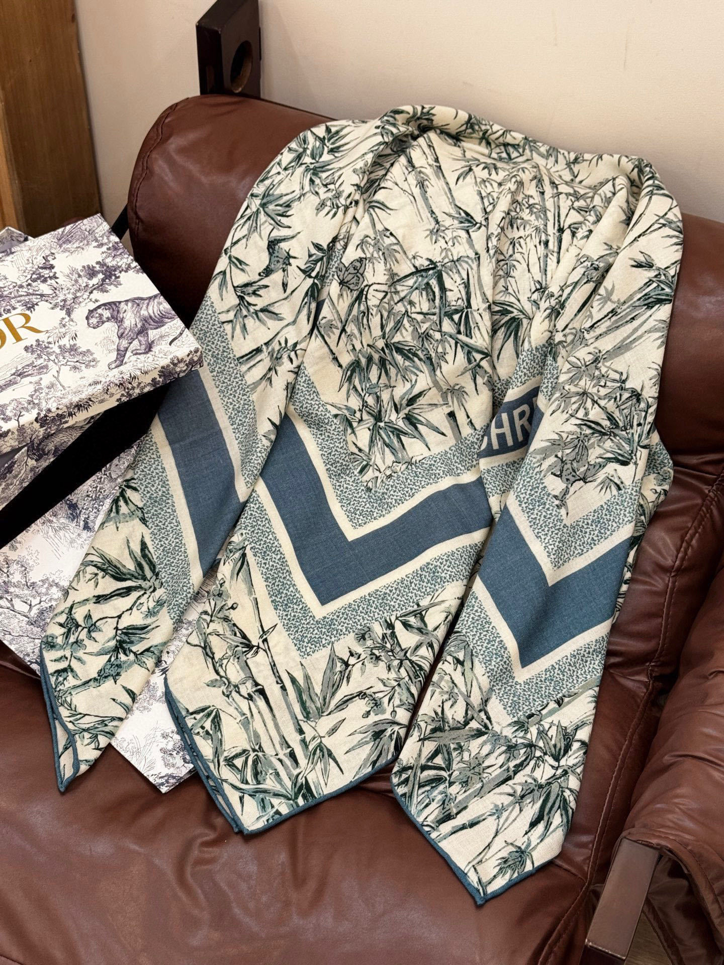 Dior 140丝毛双面同色印花披肩140 厘米丝毛面料多色 Millefiori 图案这款披肩饰以多色