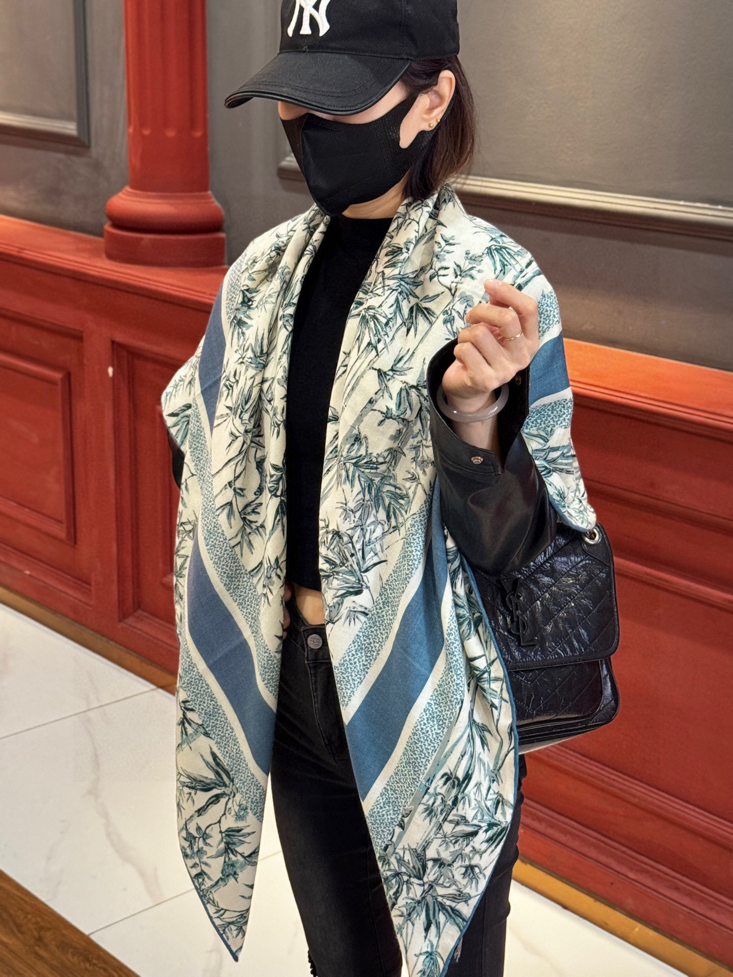 Dior 140丝毛双面同色印花披肩140 厘米丝毛面料多色 Millefiori 图案这款披肩饰以多色