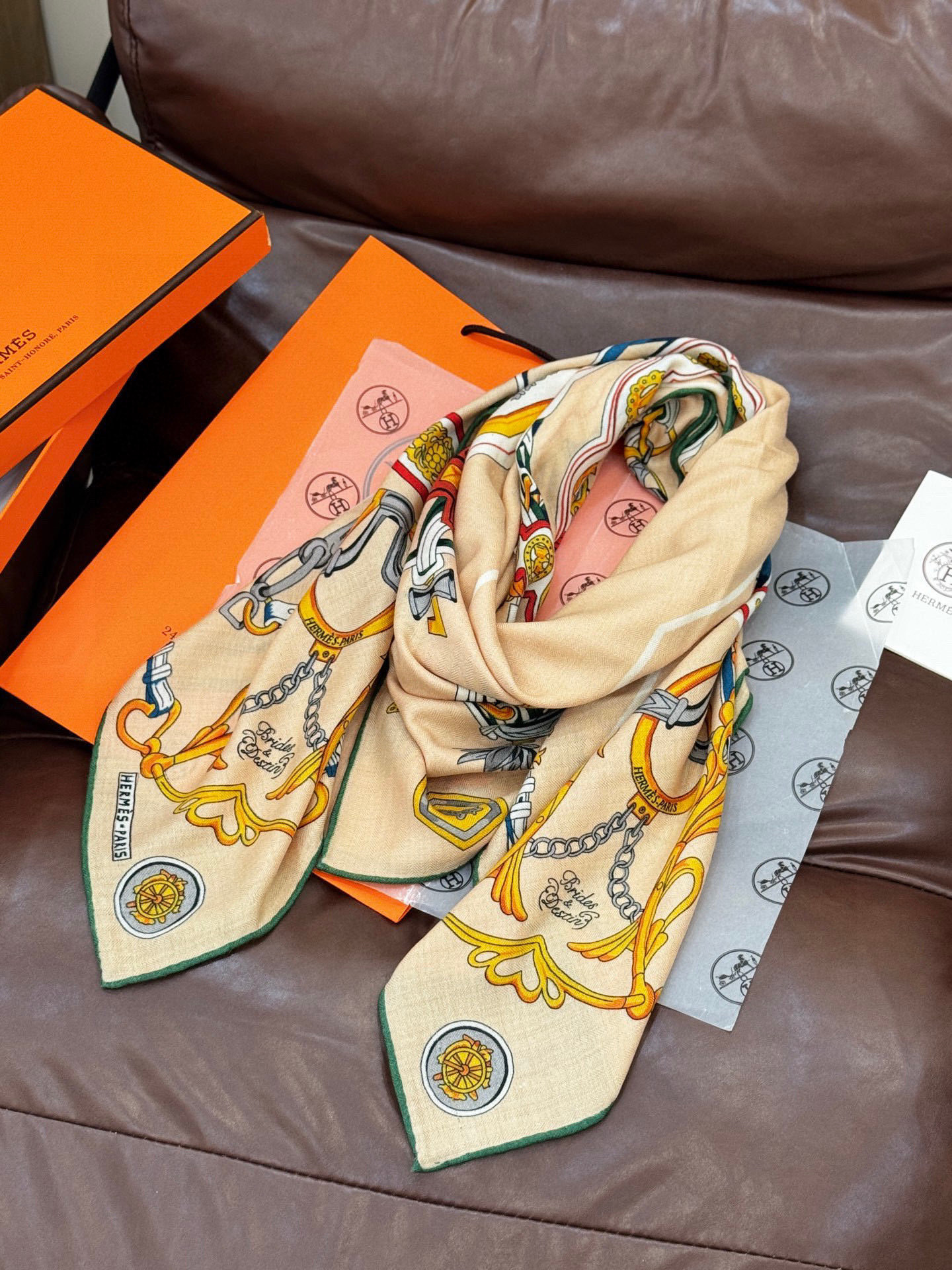 新款 秋冬搭配利器❗️顶级双面同色真丝羊绒披肩!!点睛精彩,图案和配色都超级喜欢,又一款双面配色工艺设计