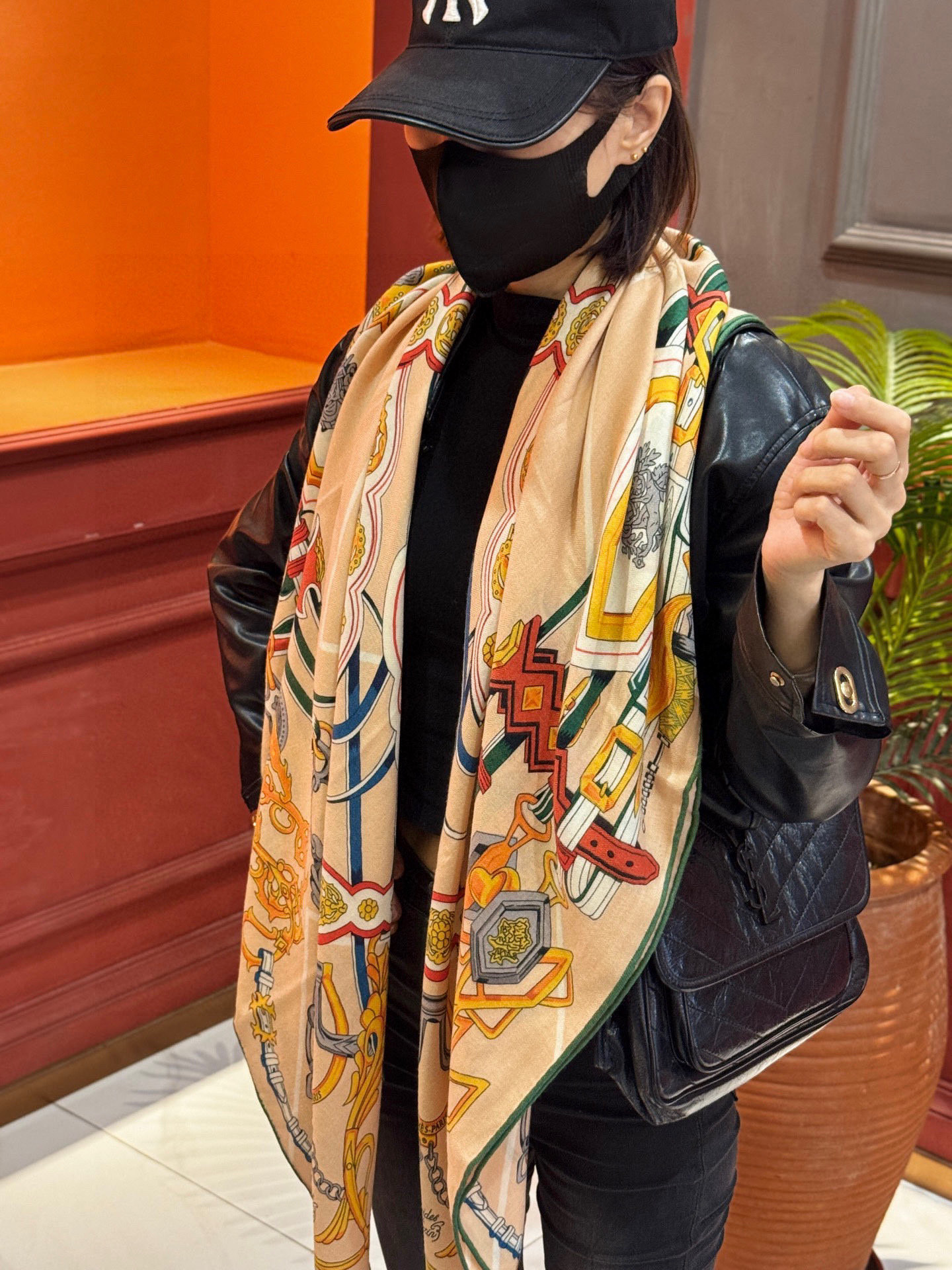 新款 秋冬搭配利器❗️顶级双面同色真丝羊绒披肩！！点睛精彩，图案和配色都超级喜欢，又一款双面配色工艺设计