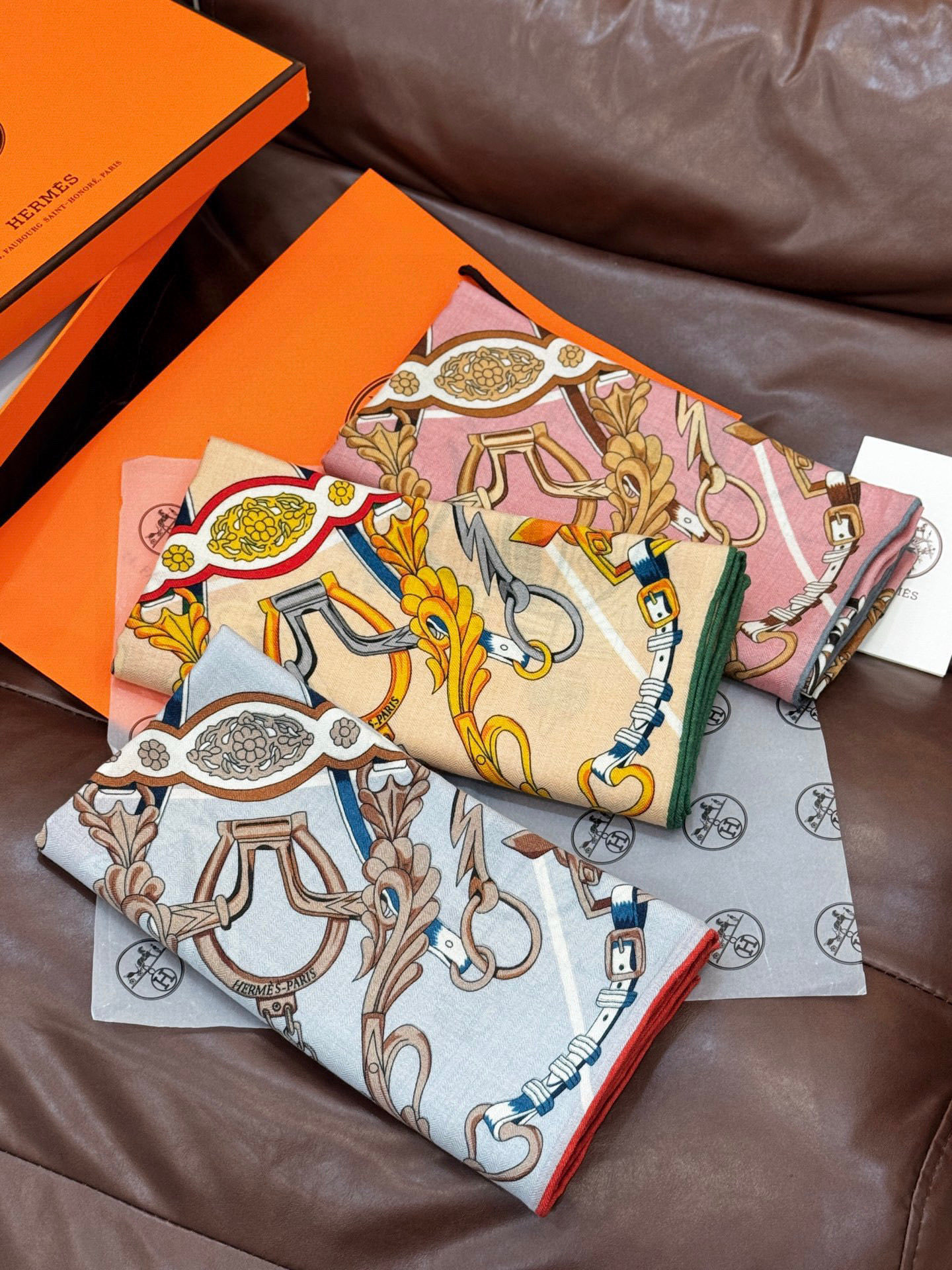 新款 秋冬搭配利器❗️顶级双面同色真丝羊绒披肩!!点睛精彩,图案和配色都超级喜欢,又一款双面配色工艺设计