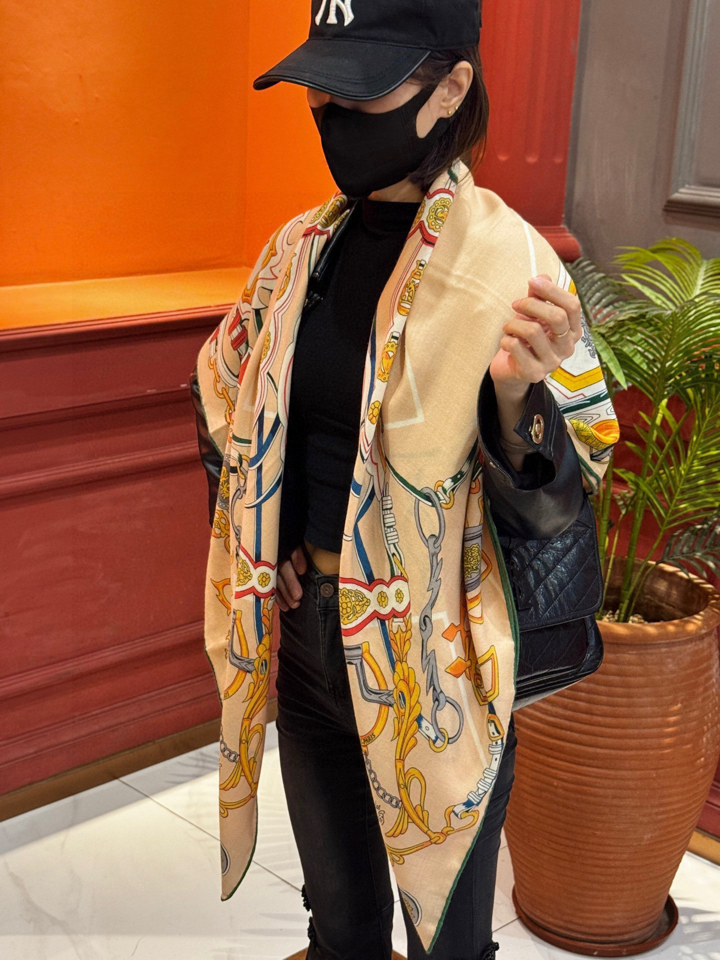 新款 秋冬搭配利器❗️顶级双面同色真丝羊绒披肩!!点睛精彩,图案和配色都超级喜欢,又一款双面配色工艺设计