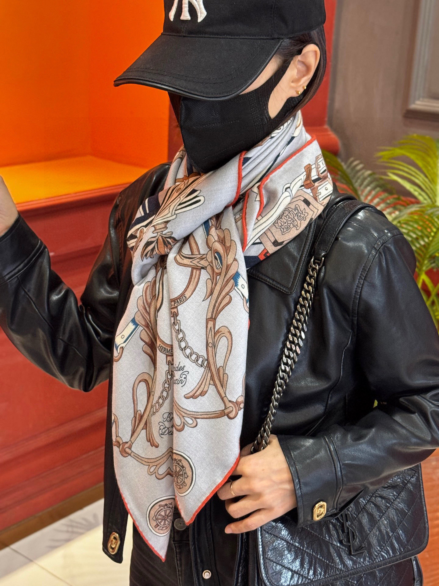 新款 秋冬搭配利器❗️顶级双面同色真丝羊绒披肩!!点睛精彩,图案和配色都超级喜欢,又一款双面配色工艺设计