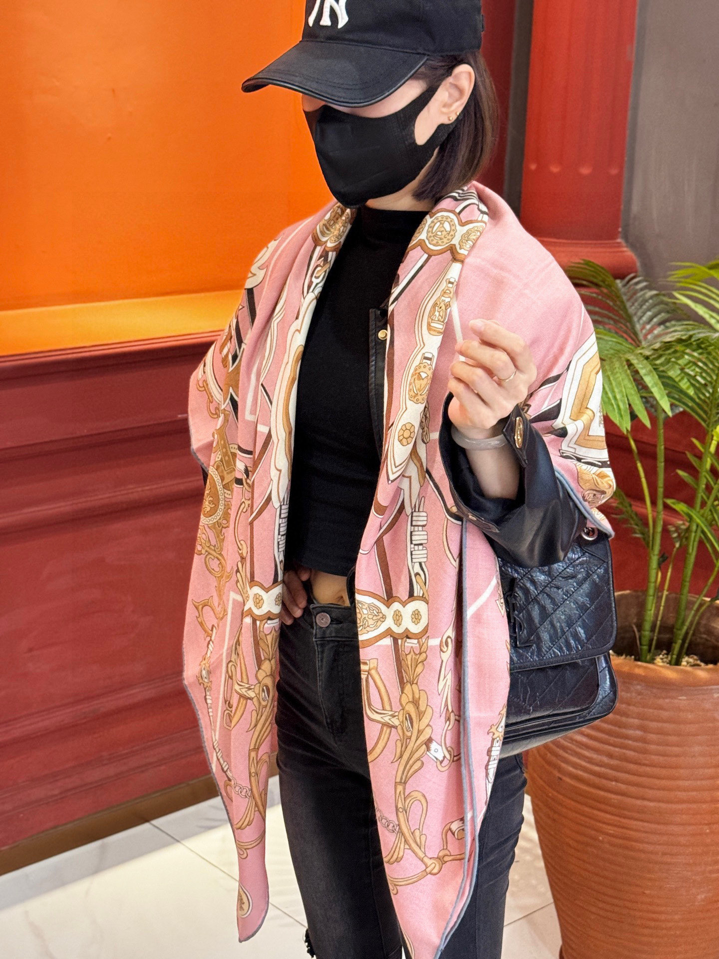 新款 秋冬搭配利器❗️顶级双面同色真丝羊绒披肩！！点睛精彩，图案和配色都超级喜欢，又一款双面配色工艺设计