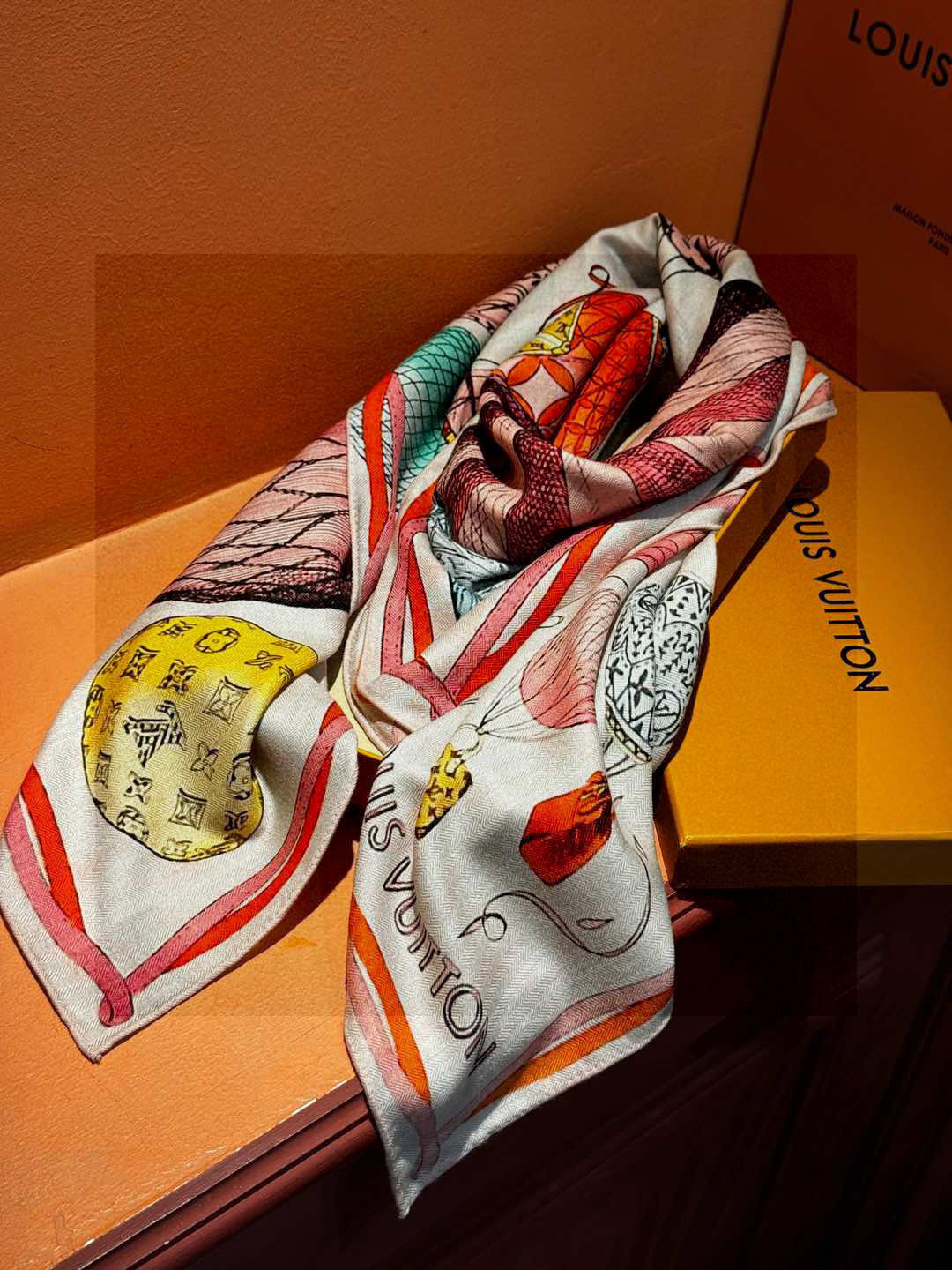 ❄【双面同色】原单Lv140cm丝绒方巾,《热气球》,本款方巾全新加入 U价🉐️ and Away 系列