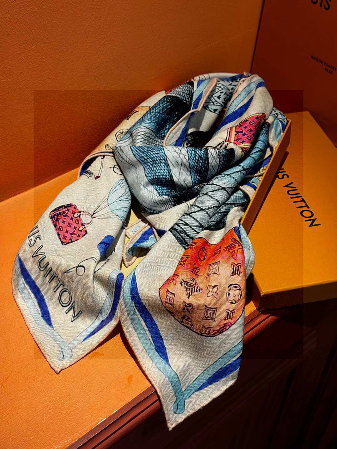 ❄【双面同色】原单Lv140cm丝绒方巾,《热气球》,本款方巾全新加入 U价🉐️ and Away 系列