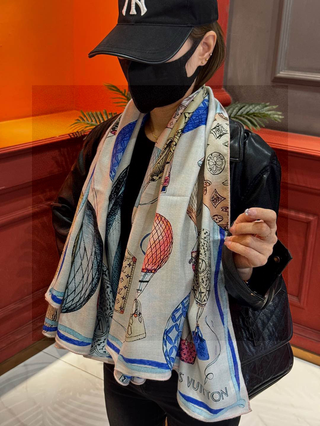 ❄【双面同色】原单Lv140cm丝绒方巾,《热气球》,本款方巾全新加入 U价🉐️ and Away 系列