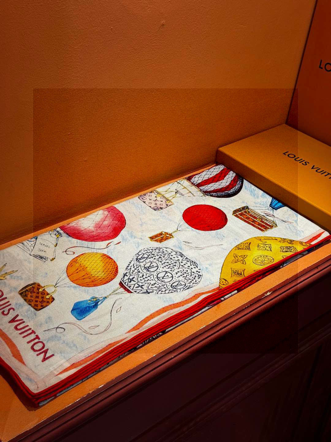 ❄【双面同色】原单Lv140cm丝绒方巾,《热气球》,本款方巾全新加入 U价🉐️ and Away 系列