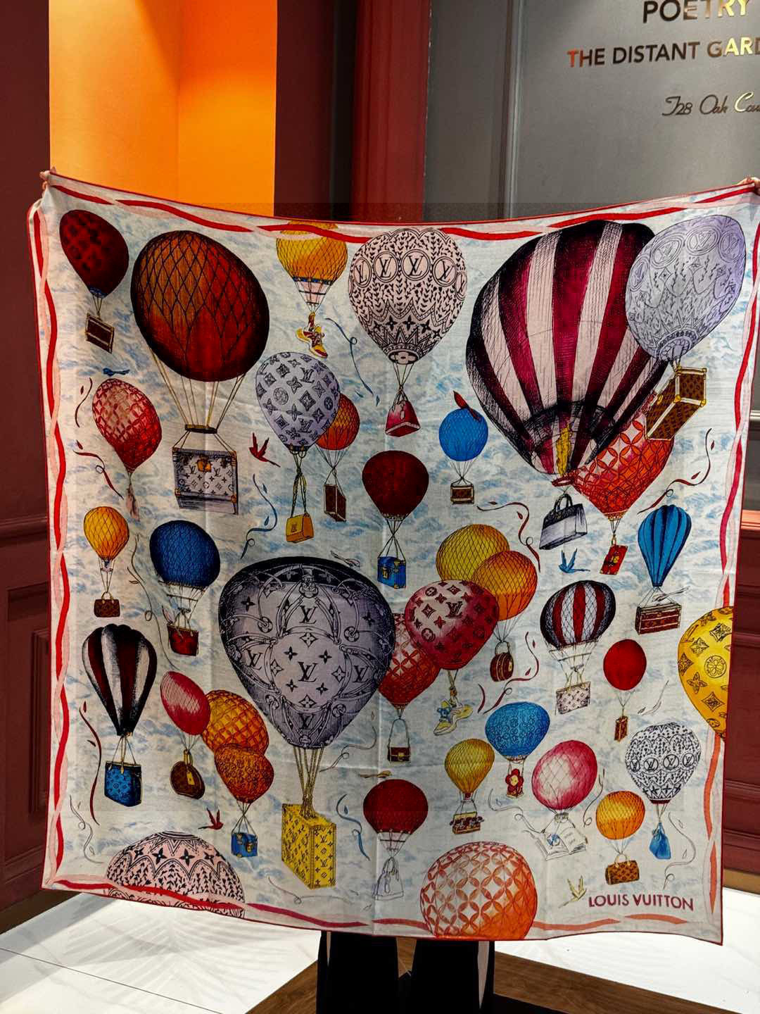 ❄【双面同色】原单Lv140cm丝绒方巾,《热气球》,本款方巾全新加入 U价🉐️ and Away 系列