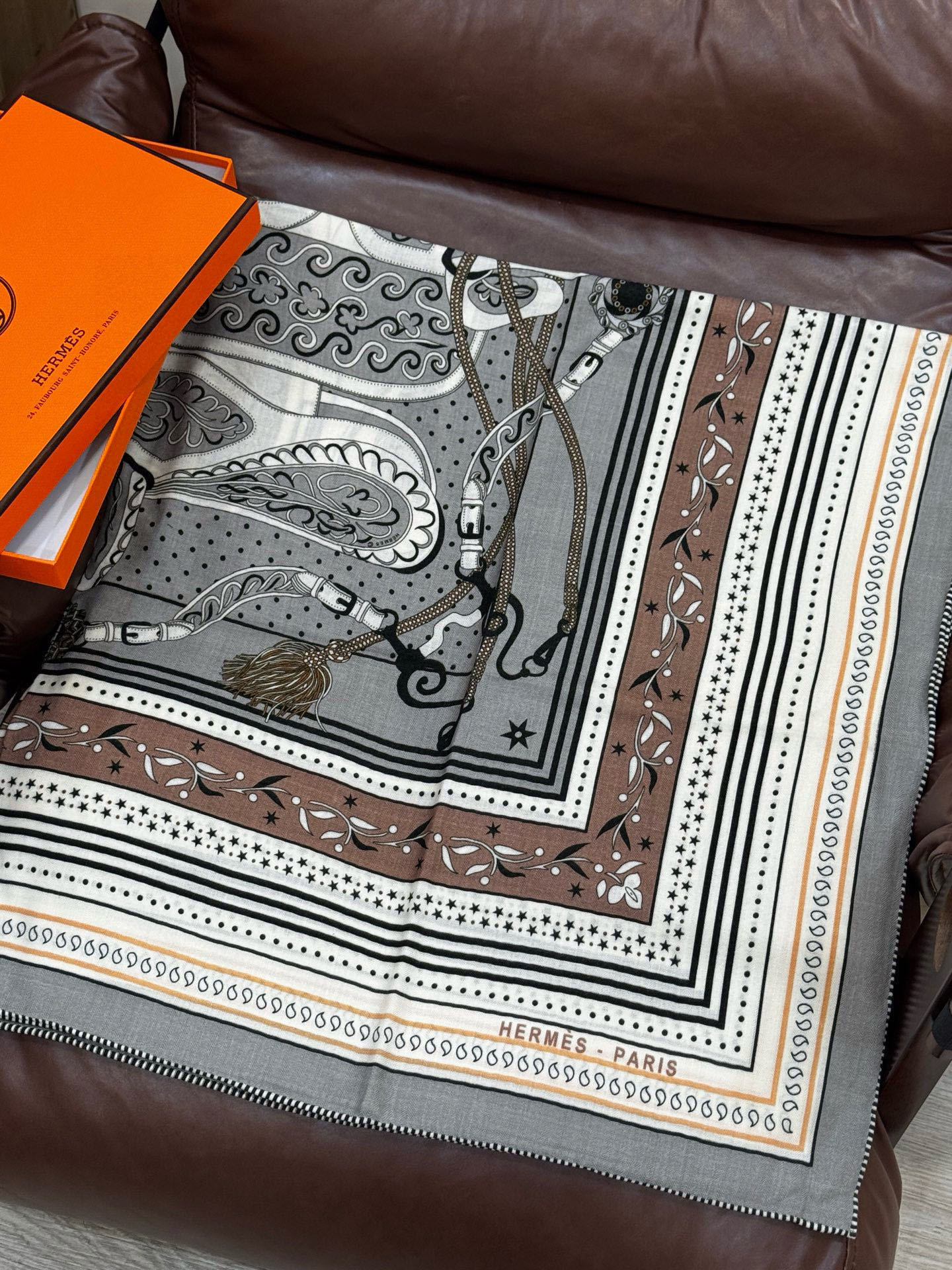 上新💕。丝绒方巾 【爱马仕2025春夏 亚马逊的庆典 Bandana,佩斯利花纹,生机勃勃的图案】(双面