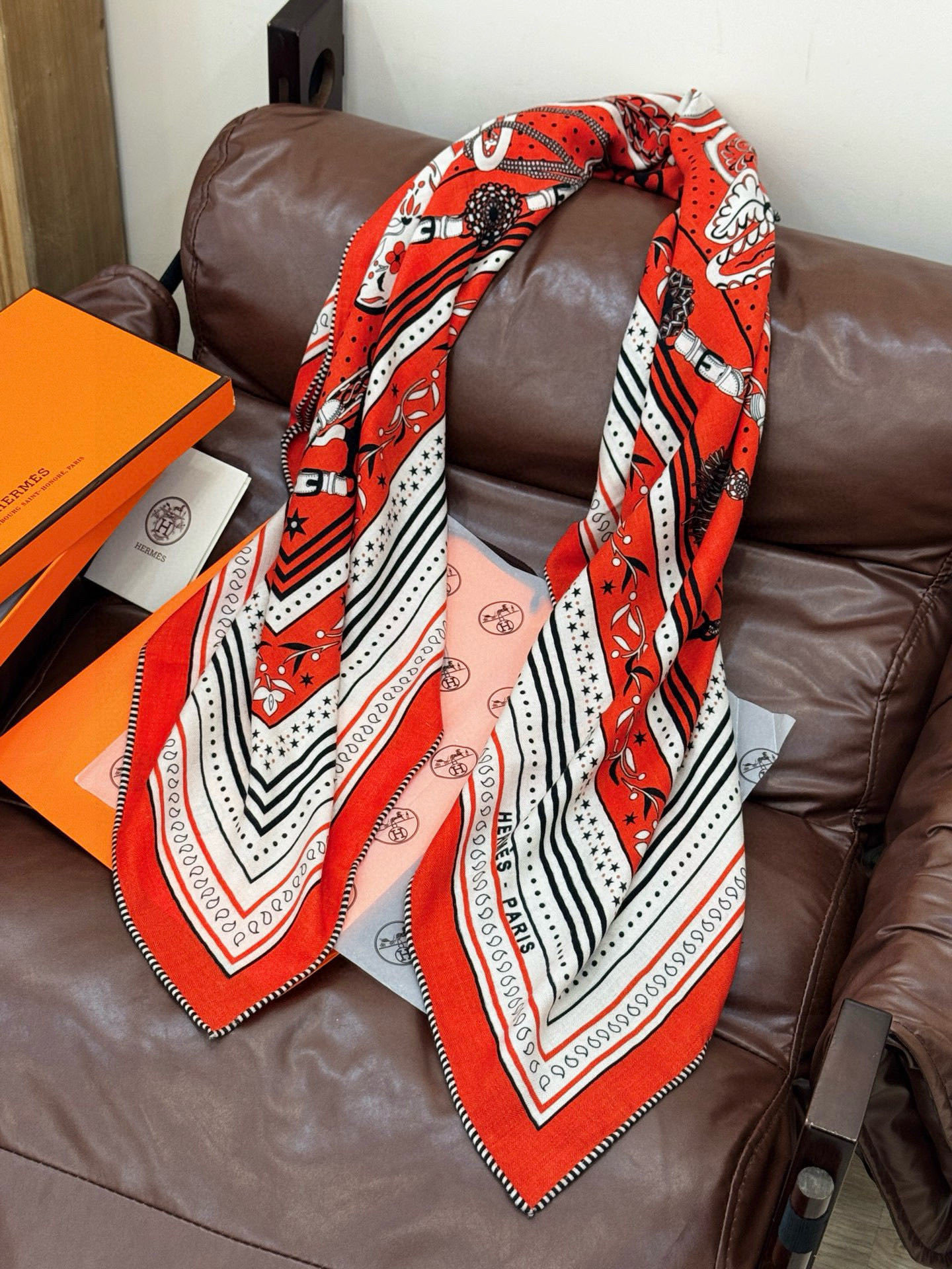 上新💕。丝绒方巾 【爱马仕2025春夏 亚马逊的庆典 Bandana,佩斯利花纹,生机勃勃的图案】(双面