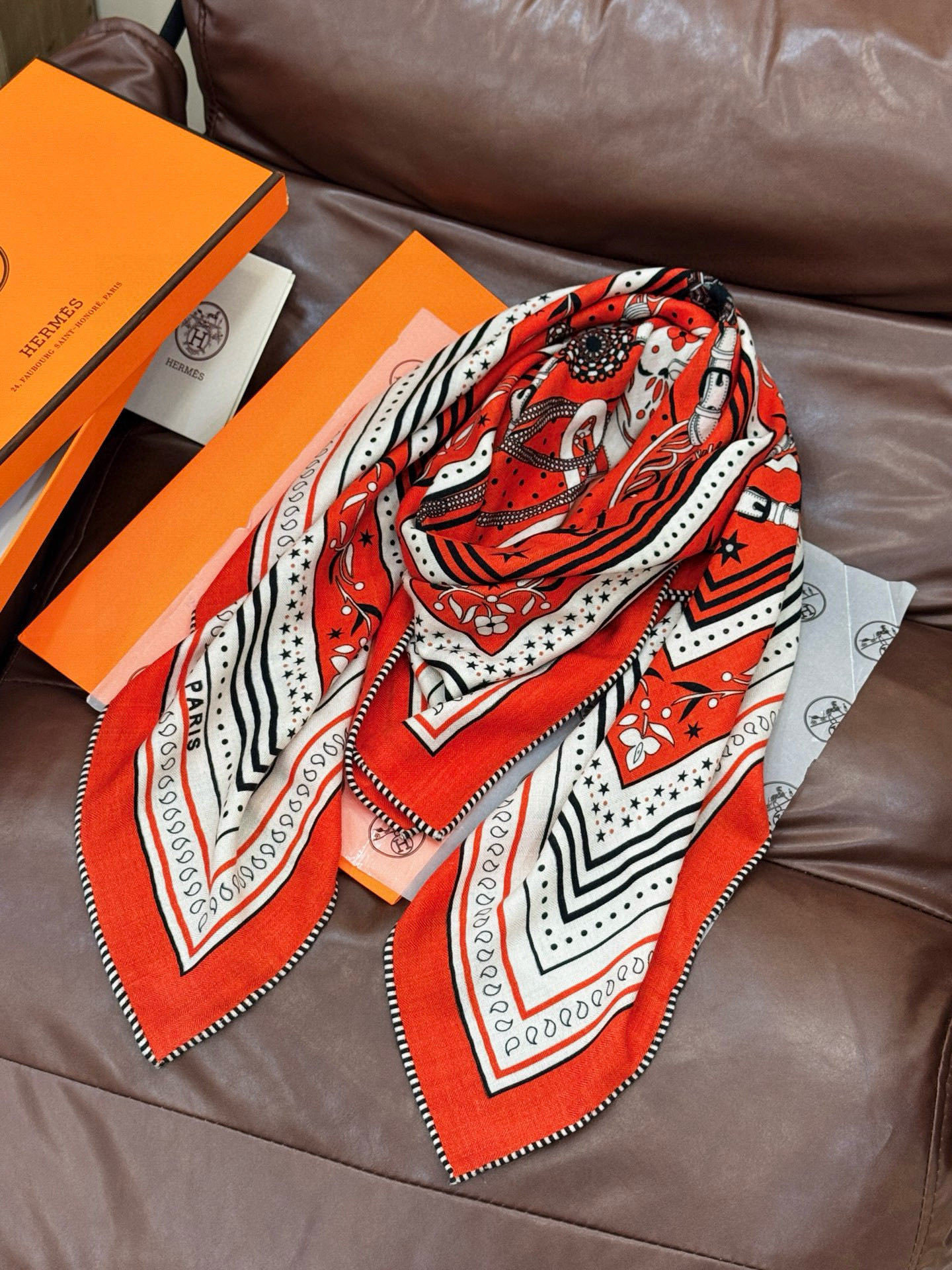 上新💕。丝绒方巾 【爱马仕2025春夏 亚马逊的庆典 Bandana,佩斯利花纹,生机勃勃的图案】(双面