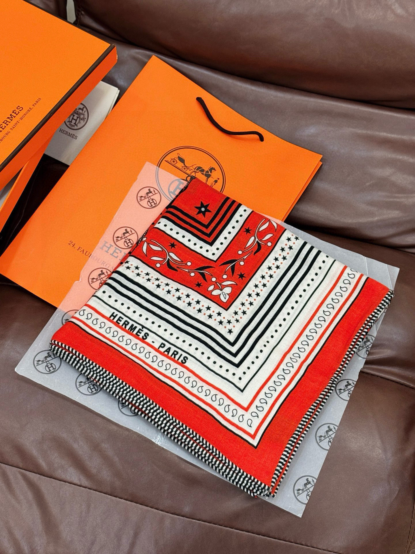 上新💕。丝绒方巾 【爱马仕2025春夏 亚马逊的庆典 Bandana,佩斯利花纹,生机勃勃的图案】(双面